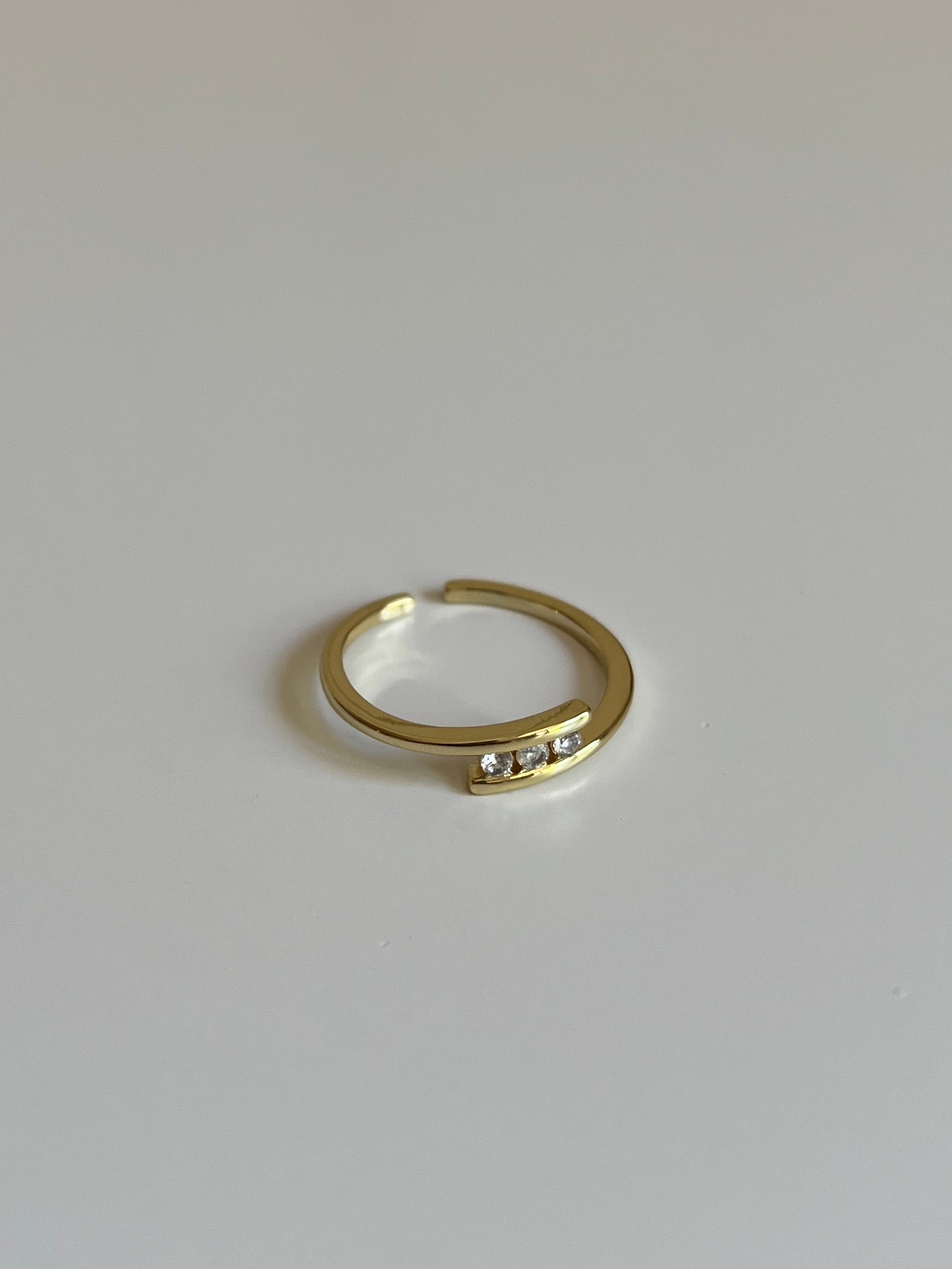 Gold Rengi Üç Yuvarlak Zirkon Taşlı Kadın Yüzük