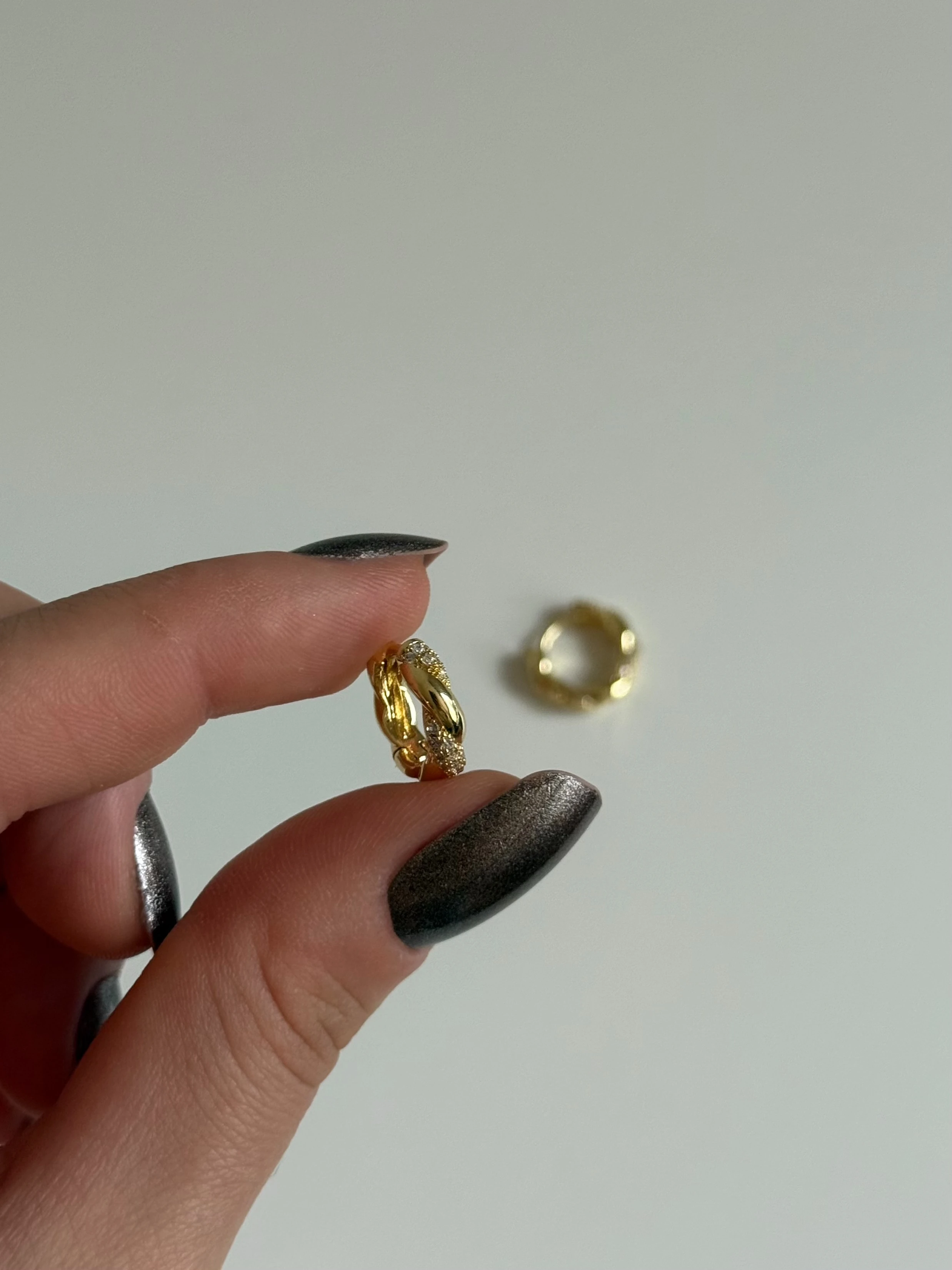 Gold Rengi Minimal Sarmal Kadın Küpe