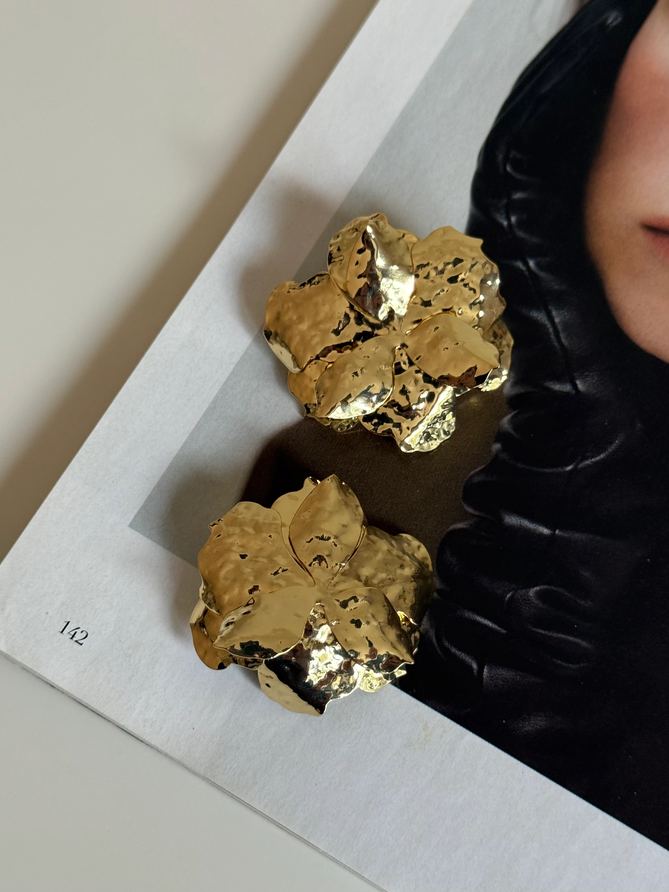 Gold Rengi Yaprak Model Kadın Küpe