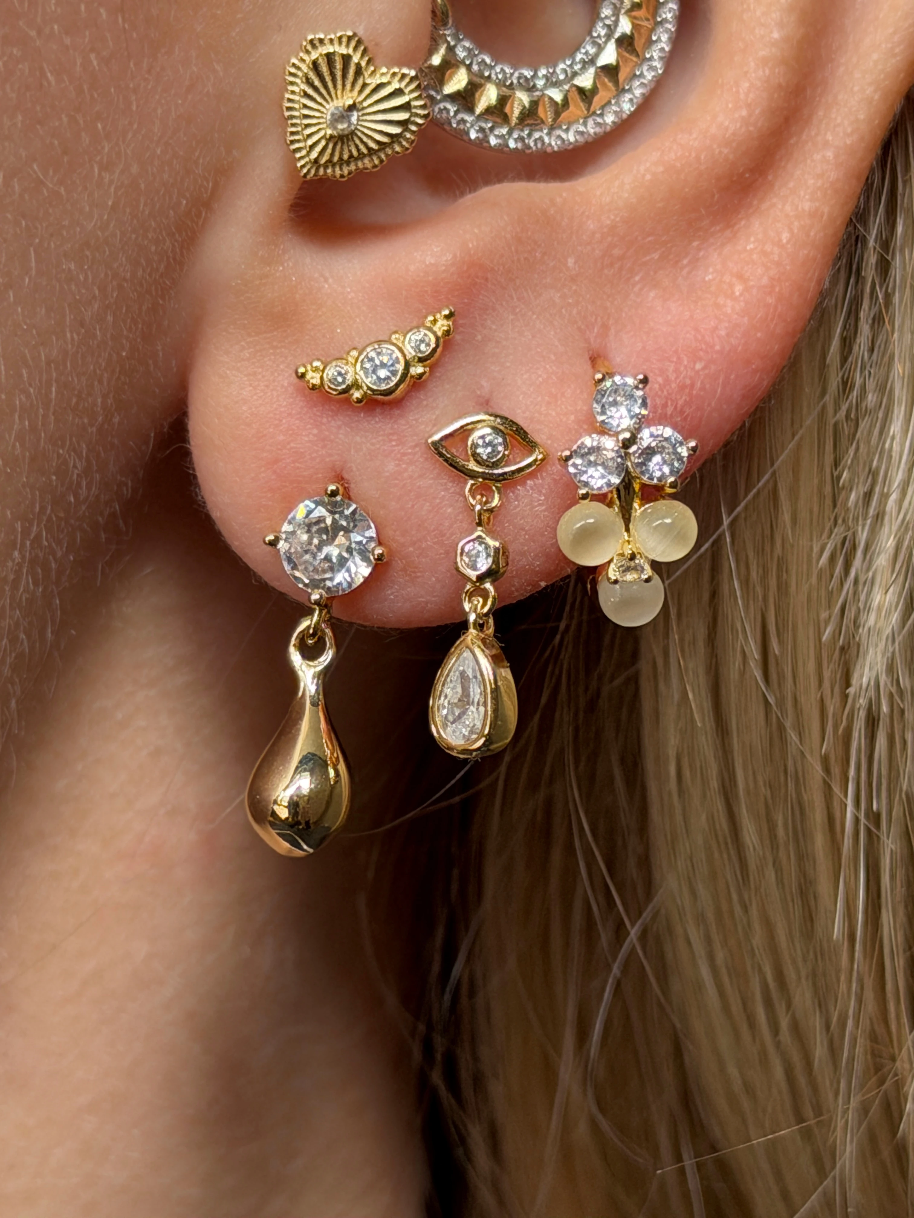 Gold Rengi Taş Detaylı Damla Model Minimal Kadın Küpe