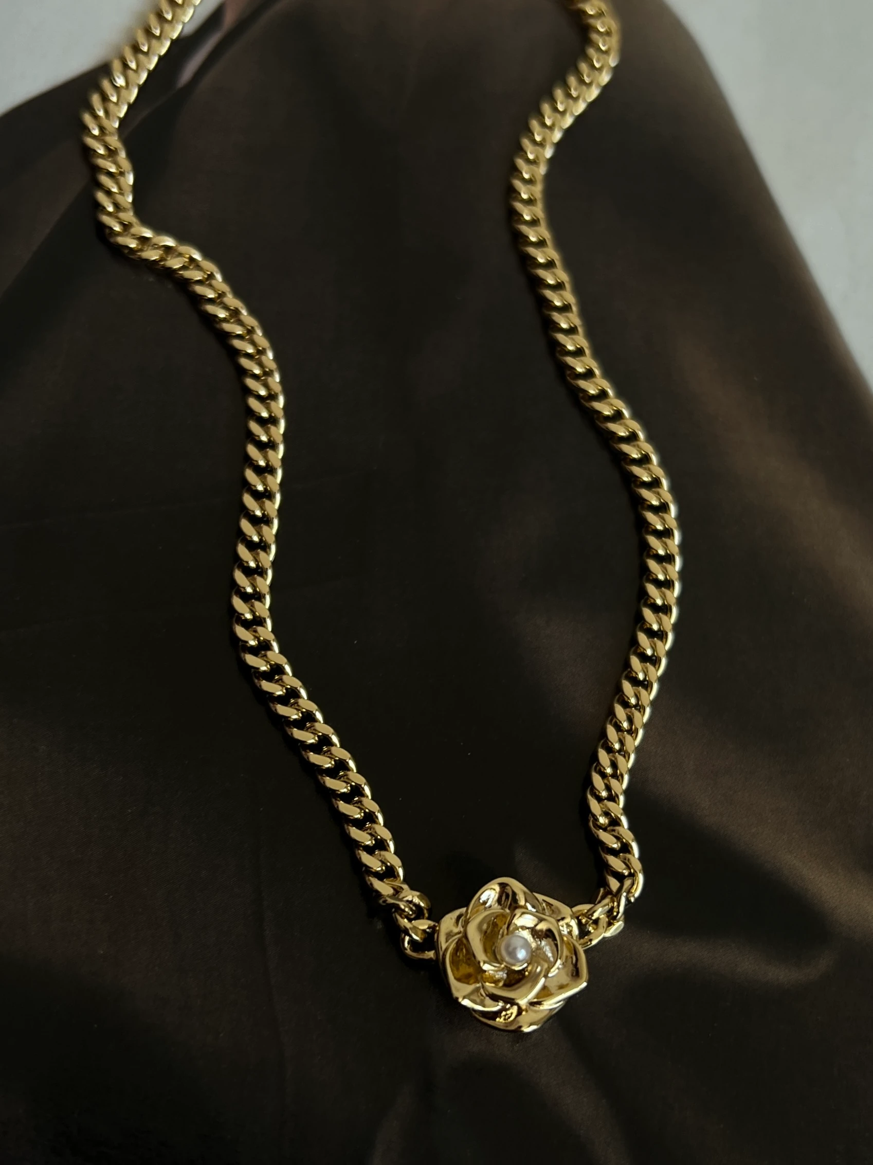 Gold Rengi İnci Detay Çiçek Model Xupıng Kadın Kolye