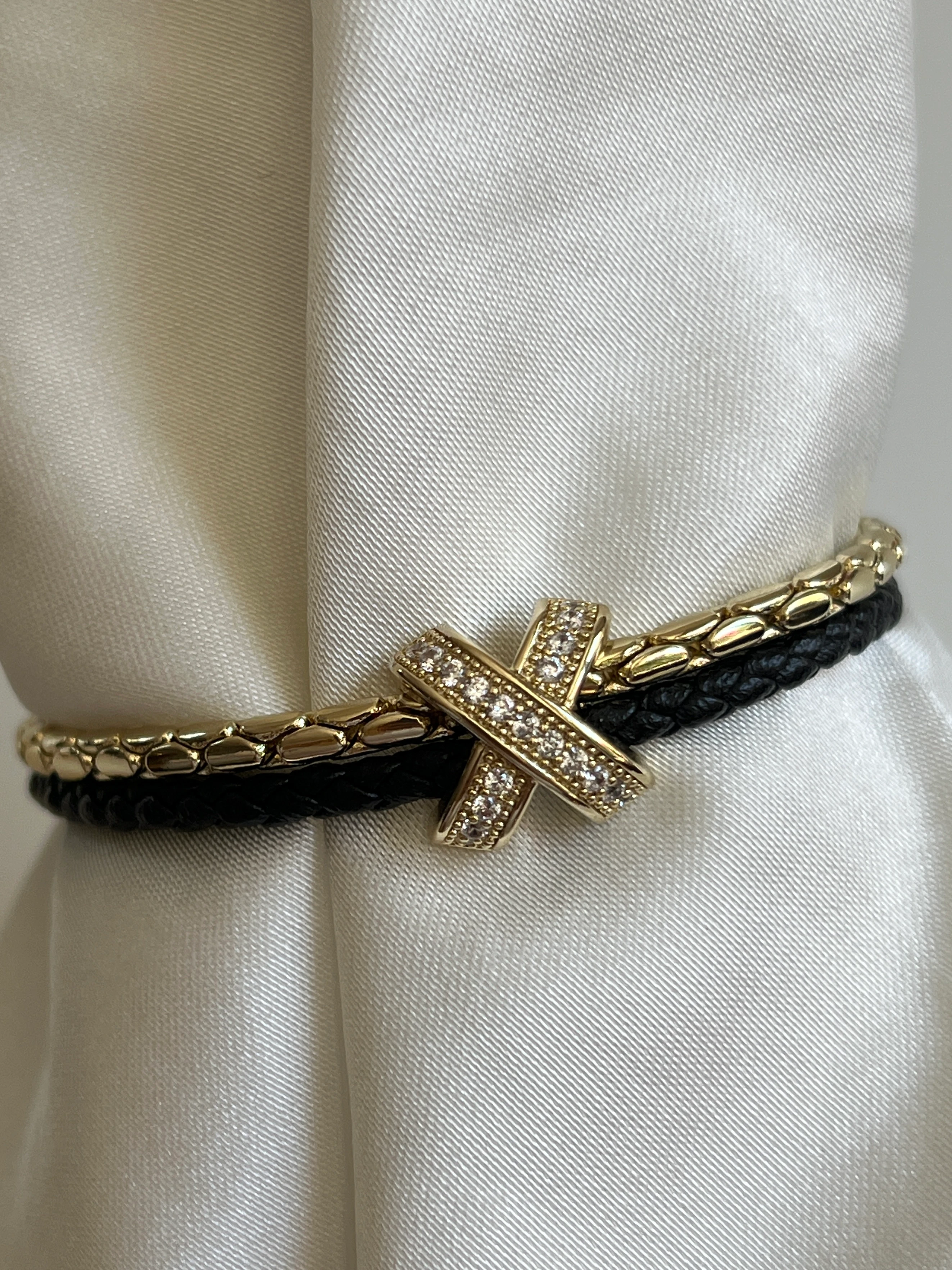 Gold Rengi Zirkon Taşlı Çarpı Figürlü Renkli Deri Detaylı İki Sıra Kadın Bileklik