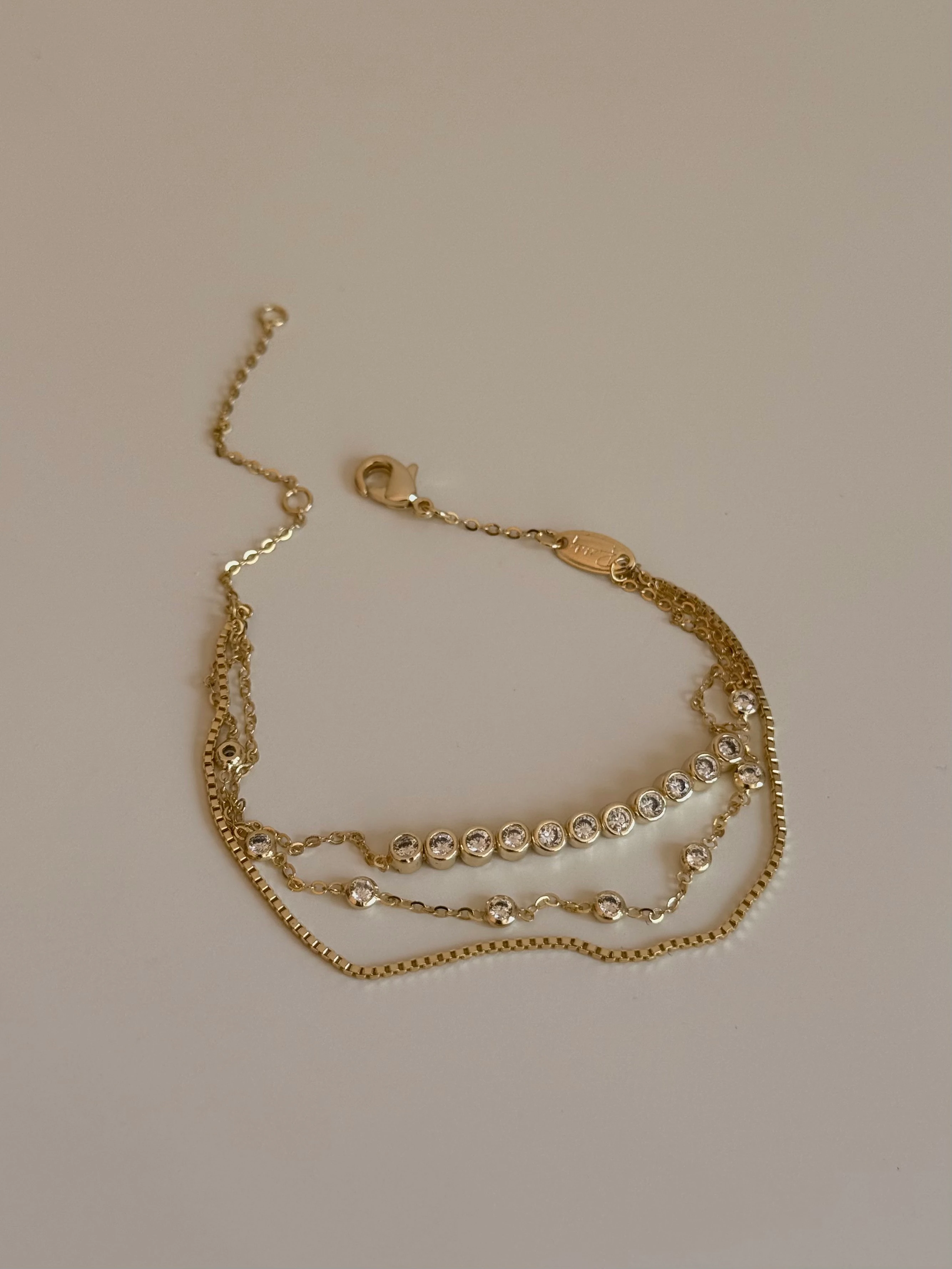 Gold Rengi Yuvarlak Taşlı Üç Sıra Kadın Bileklik