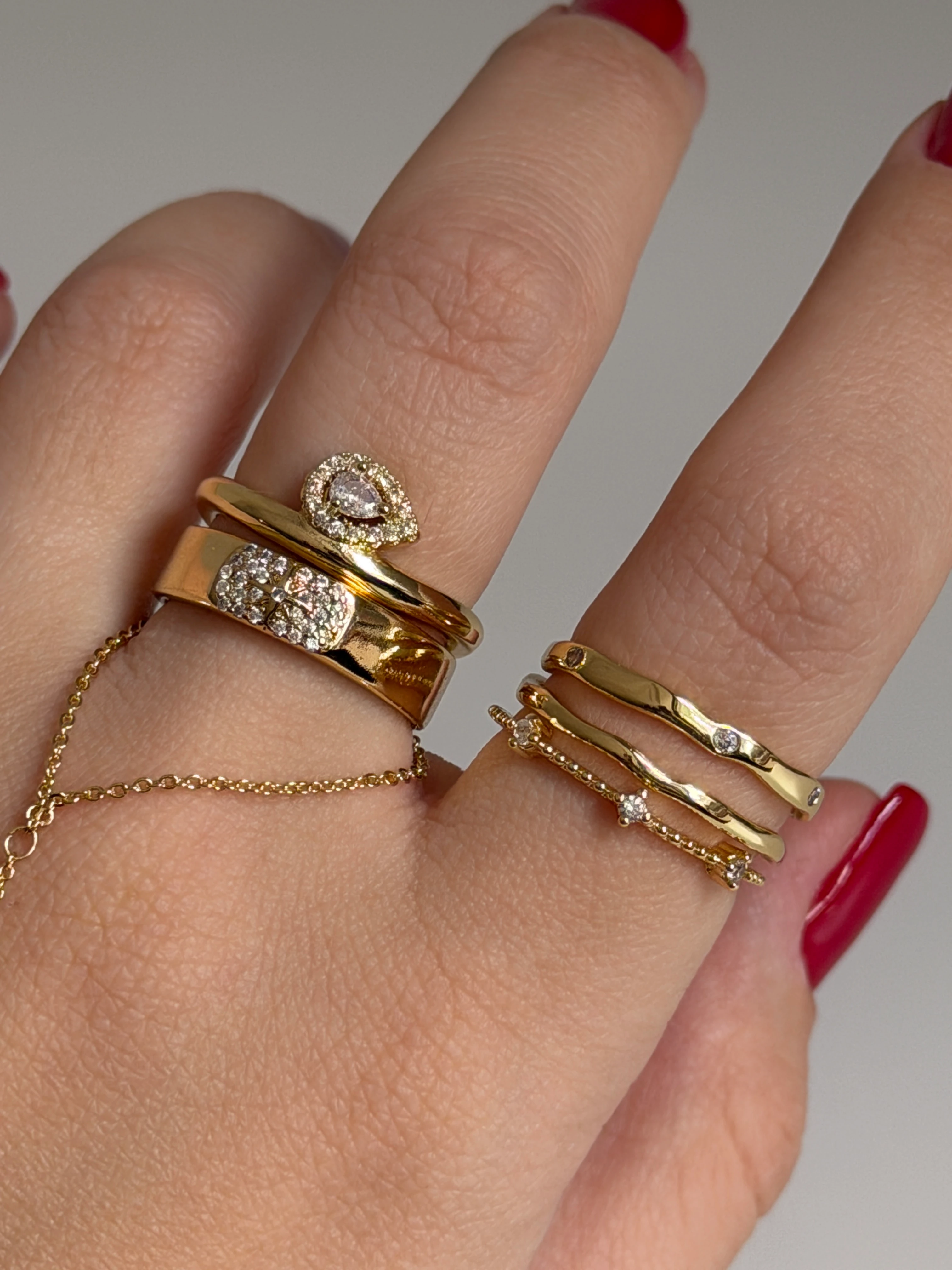 Gold Rengi Zirkon Taşlı Üç Sıra Dalgalı Model Kadın Yüzük