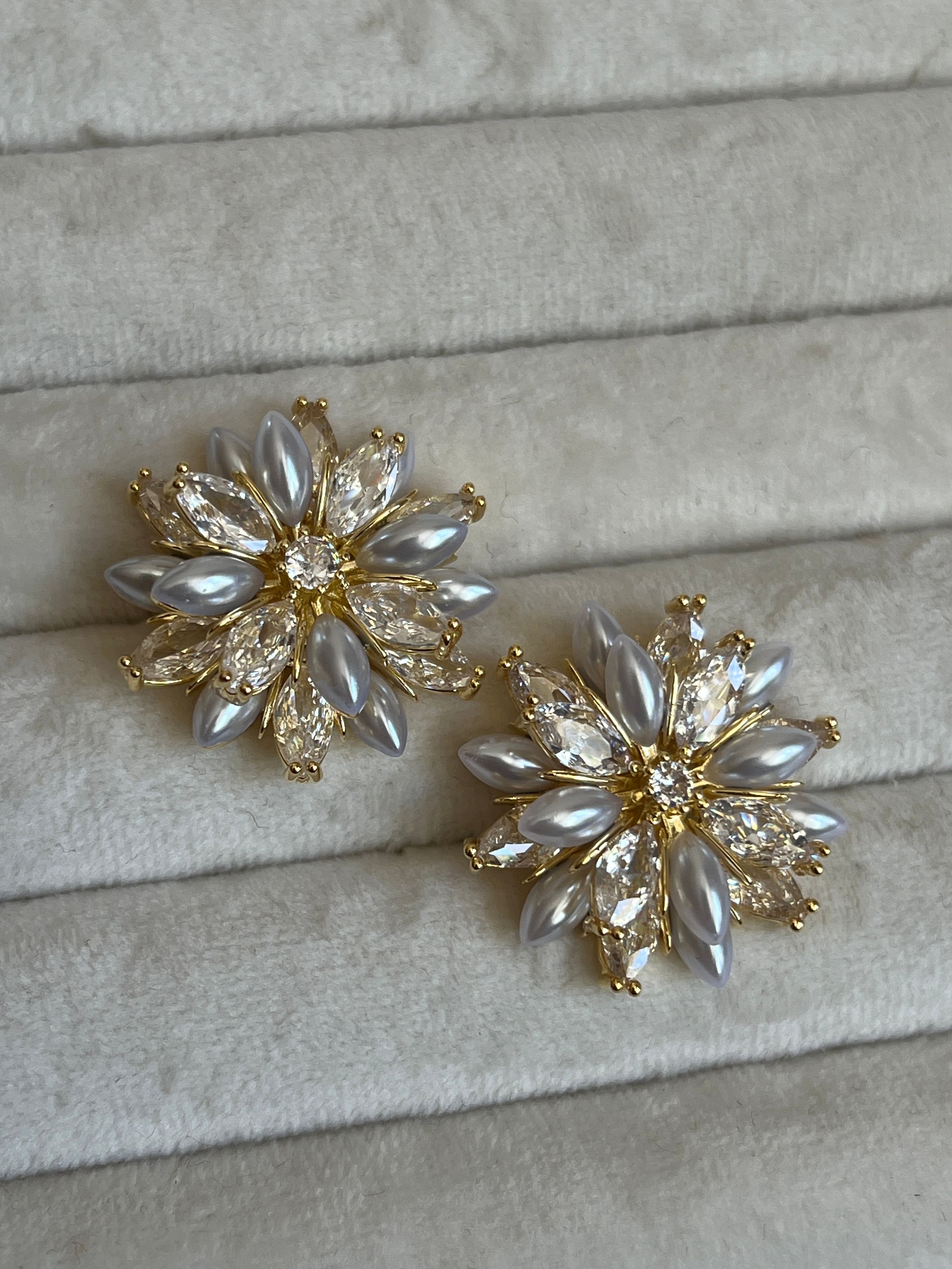 Gold Rengi Damla Zirkon Taşlı Çiçek Model Kadın Küpe