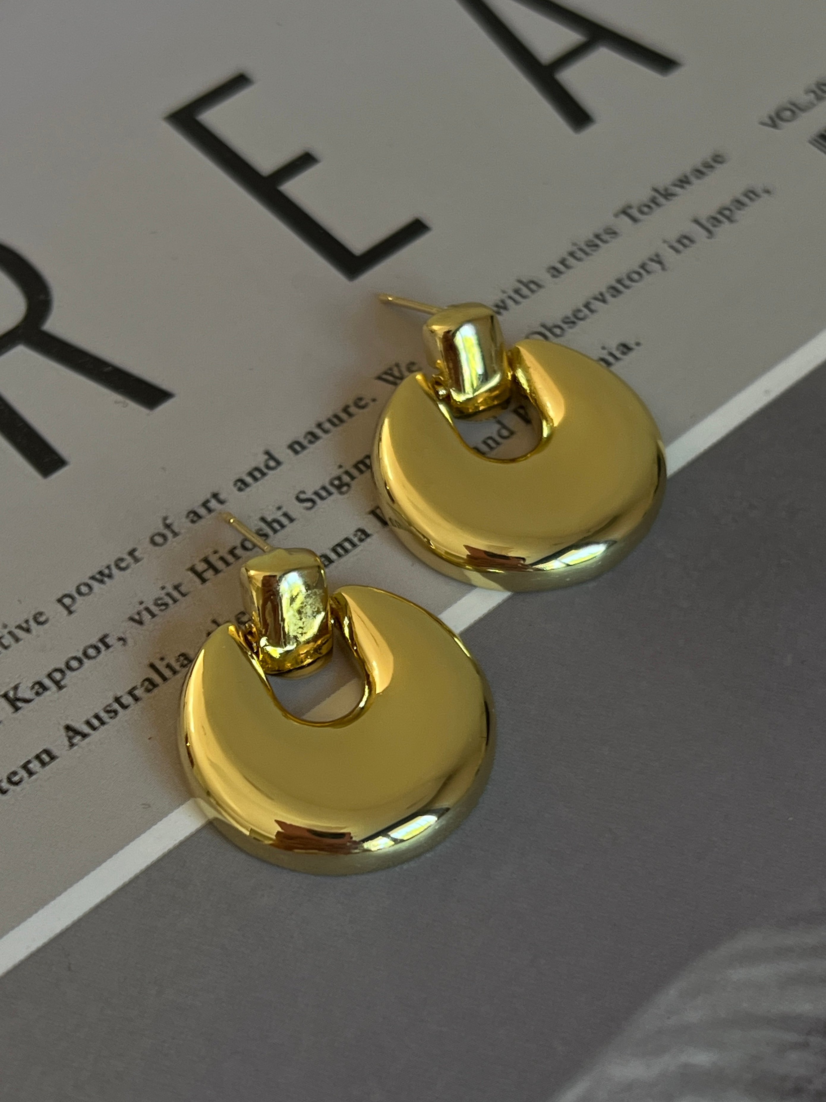 Gold Rengi Sallantılı Yuvarlak Model Kadın Küpe