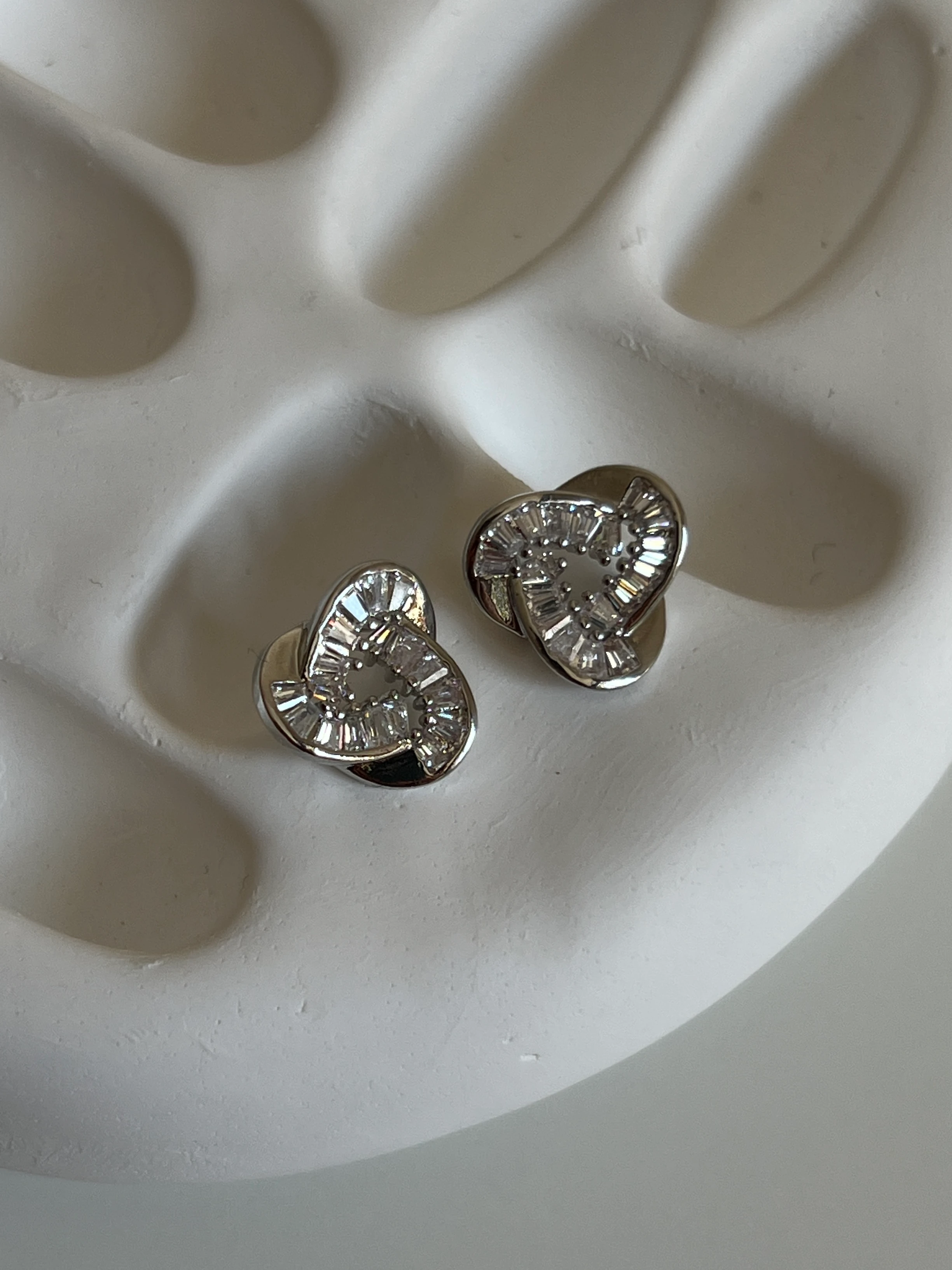 Baget Taşlı Sarmal Model Kadın Küpe