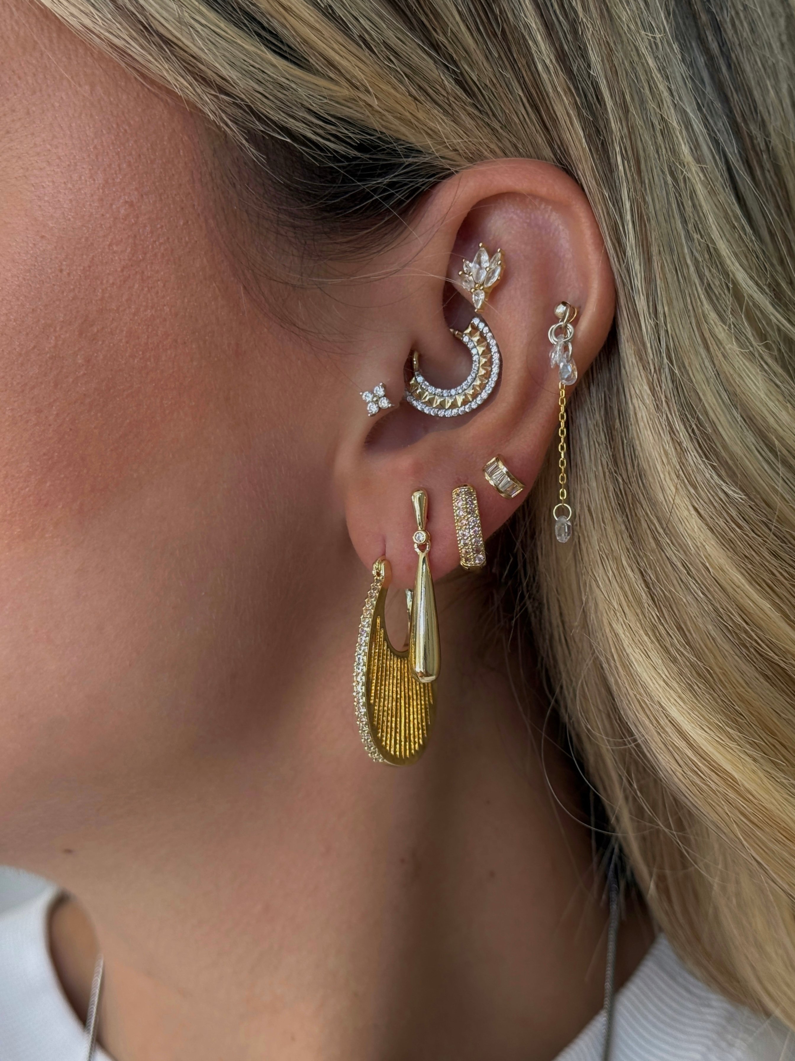 Gold Rengi Zirkon Taşlı Kadın Oval Halka Küpe