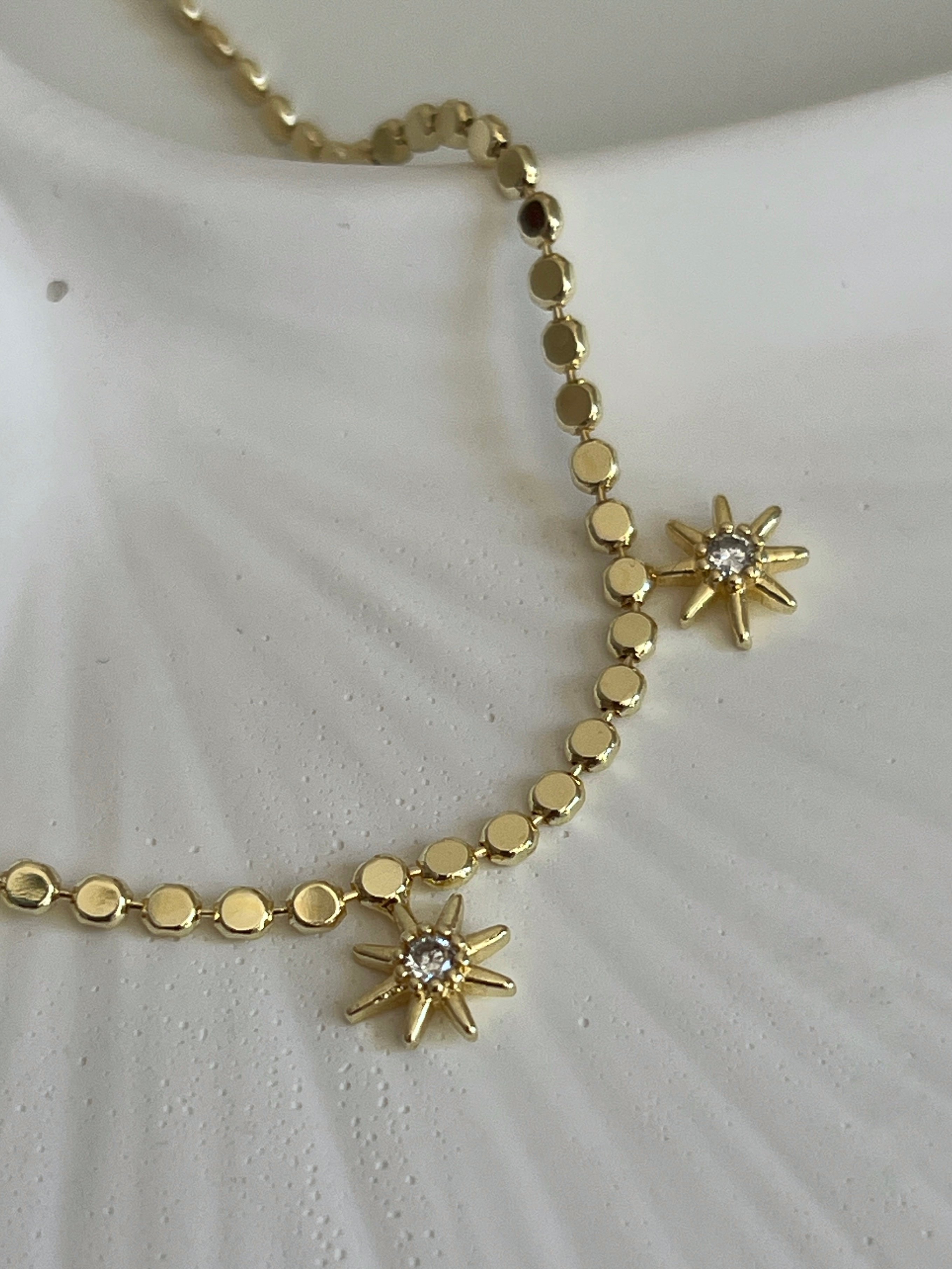 Gold Rengi Sıralı Pul Pul Model Zirkon Taşlı Yıldız Detaylı Kadın Bileklik