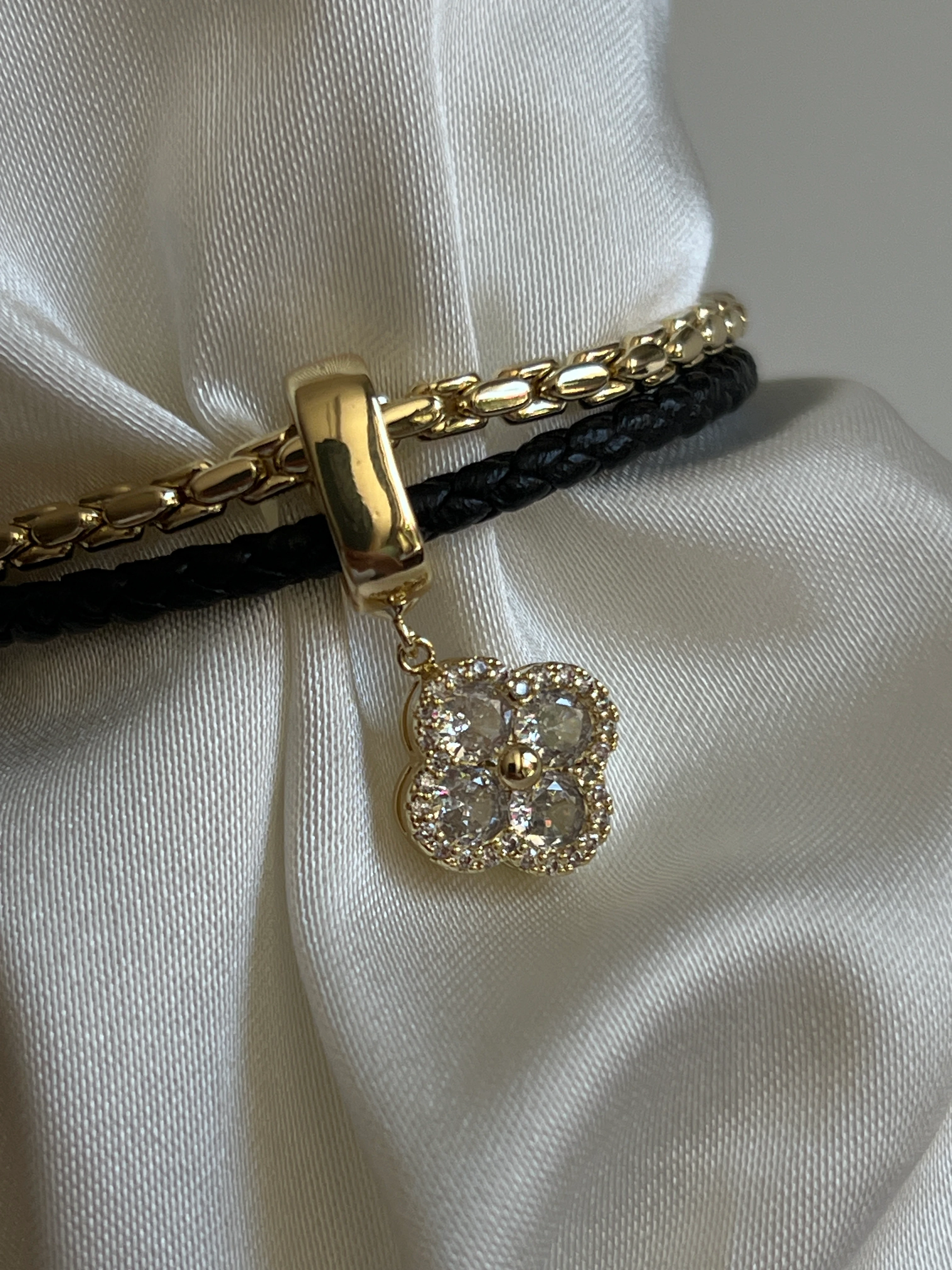 Gold Rengi Zirkon Taşlı Yonca Figürlü Renkli Deri Detaylı İki Sıra Kadın Bileklik