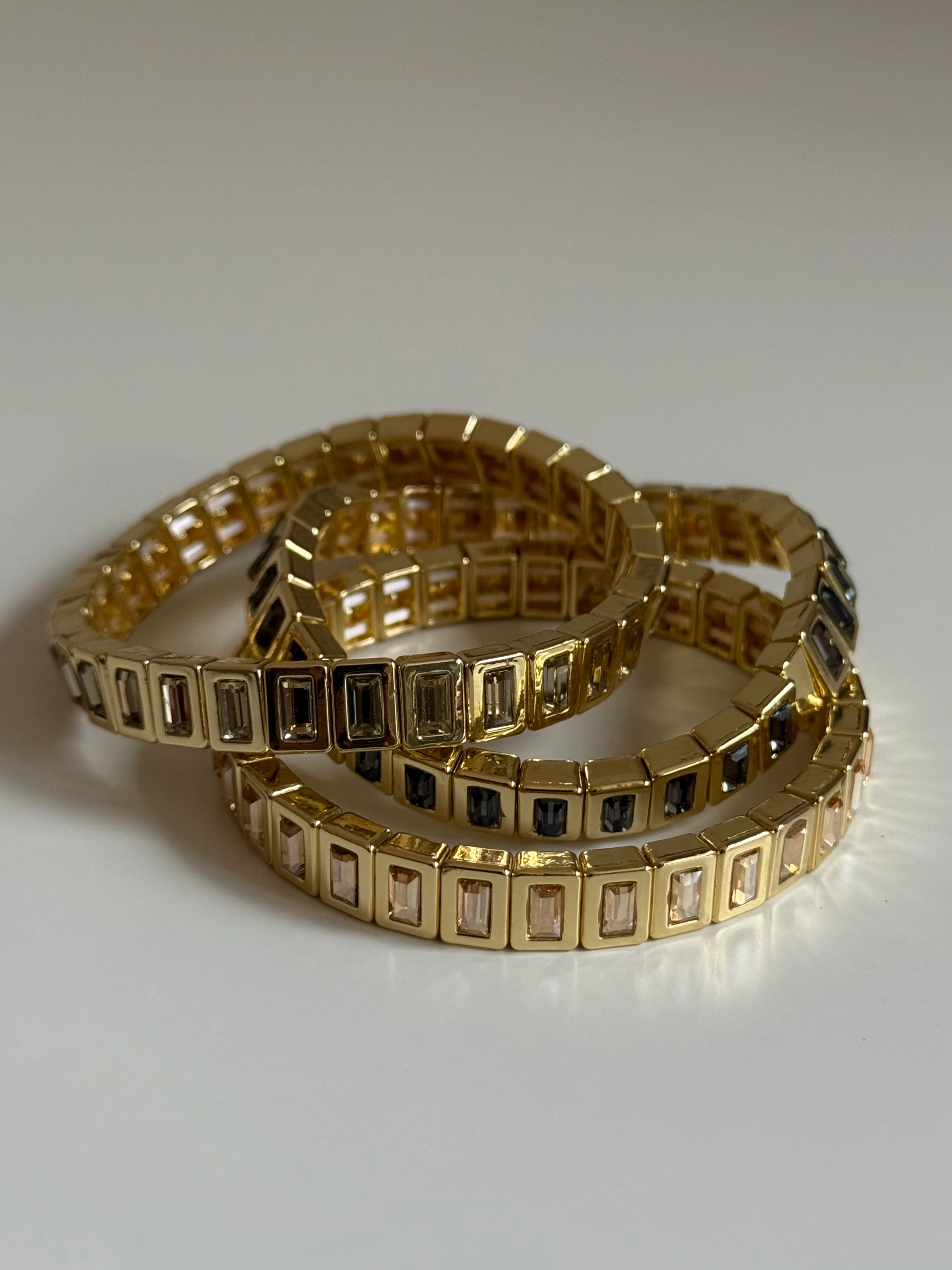 Gold Rengi Küçük Renkli Taşlı Kadın Bileklik