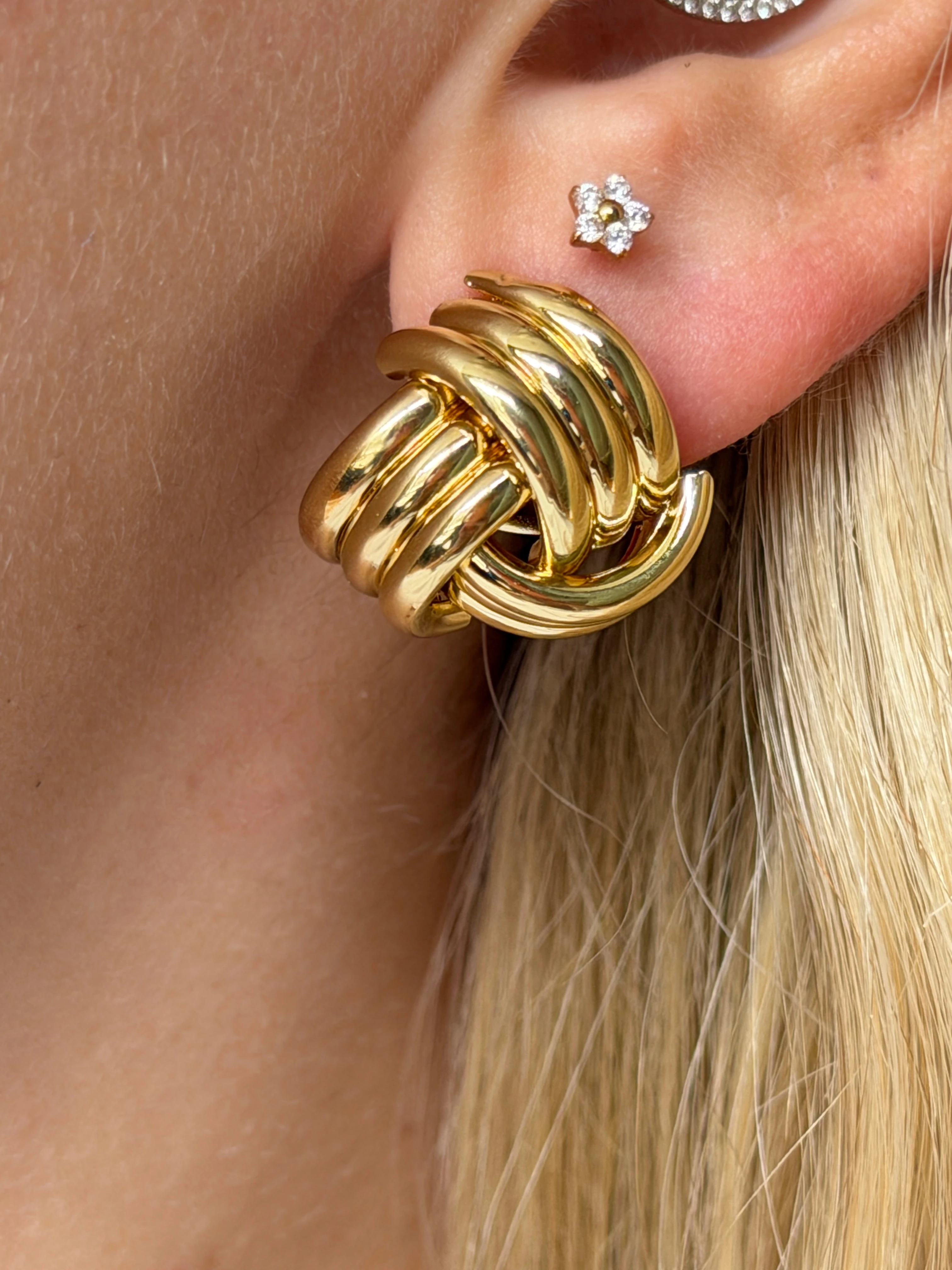 Gold Rengi Düğüm Model Kadın Küpe