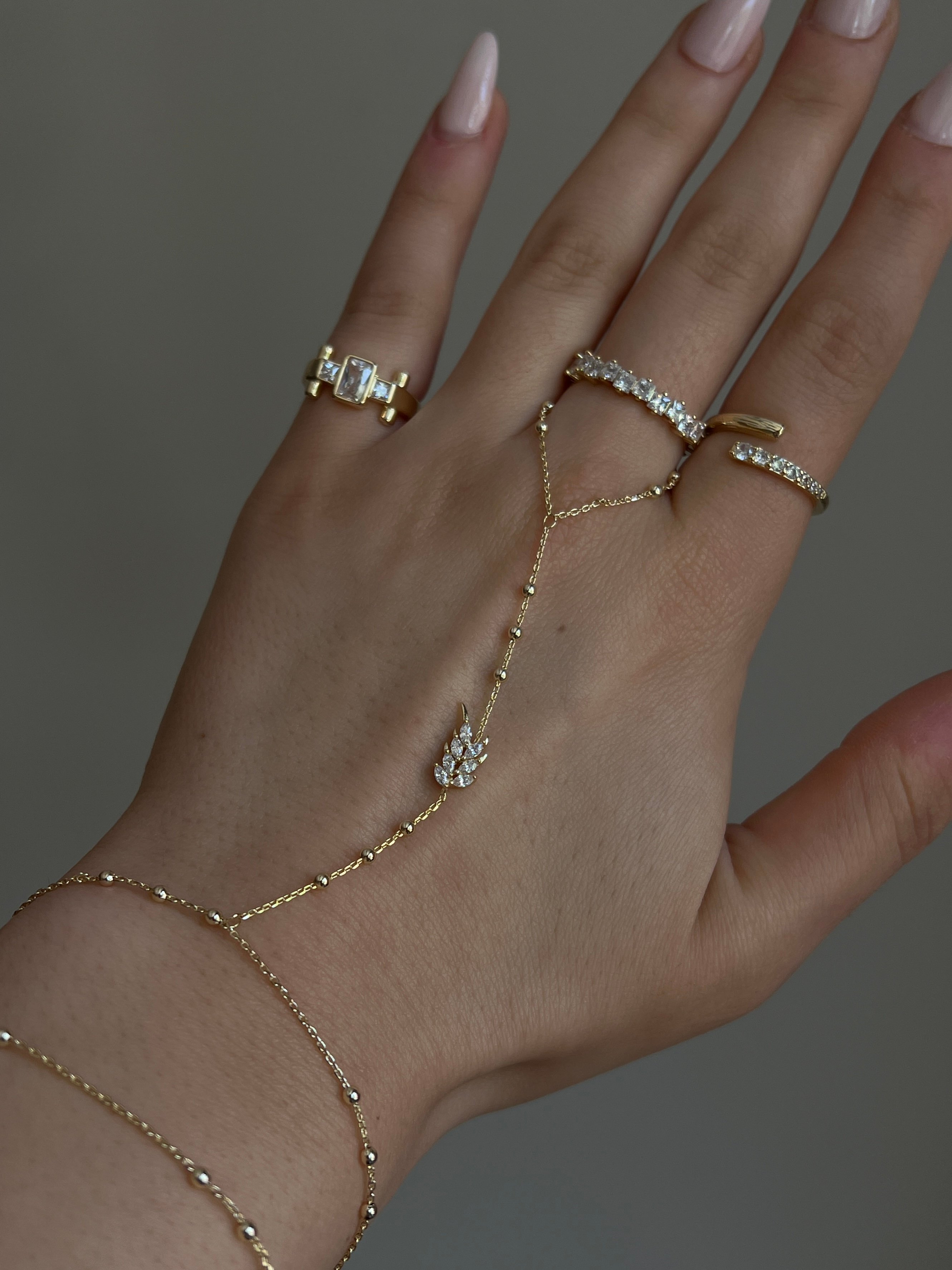 Gold Rengi Zirkon Taşlı Yaprak Model Top Top Zincirli Kadın Şahmeran