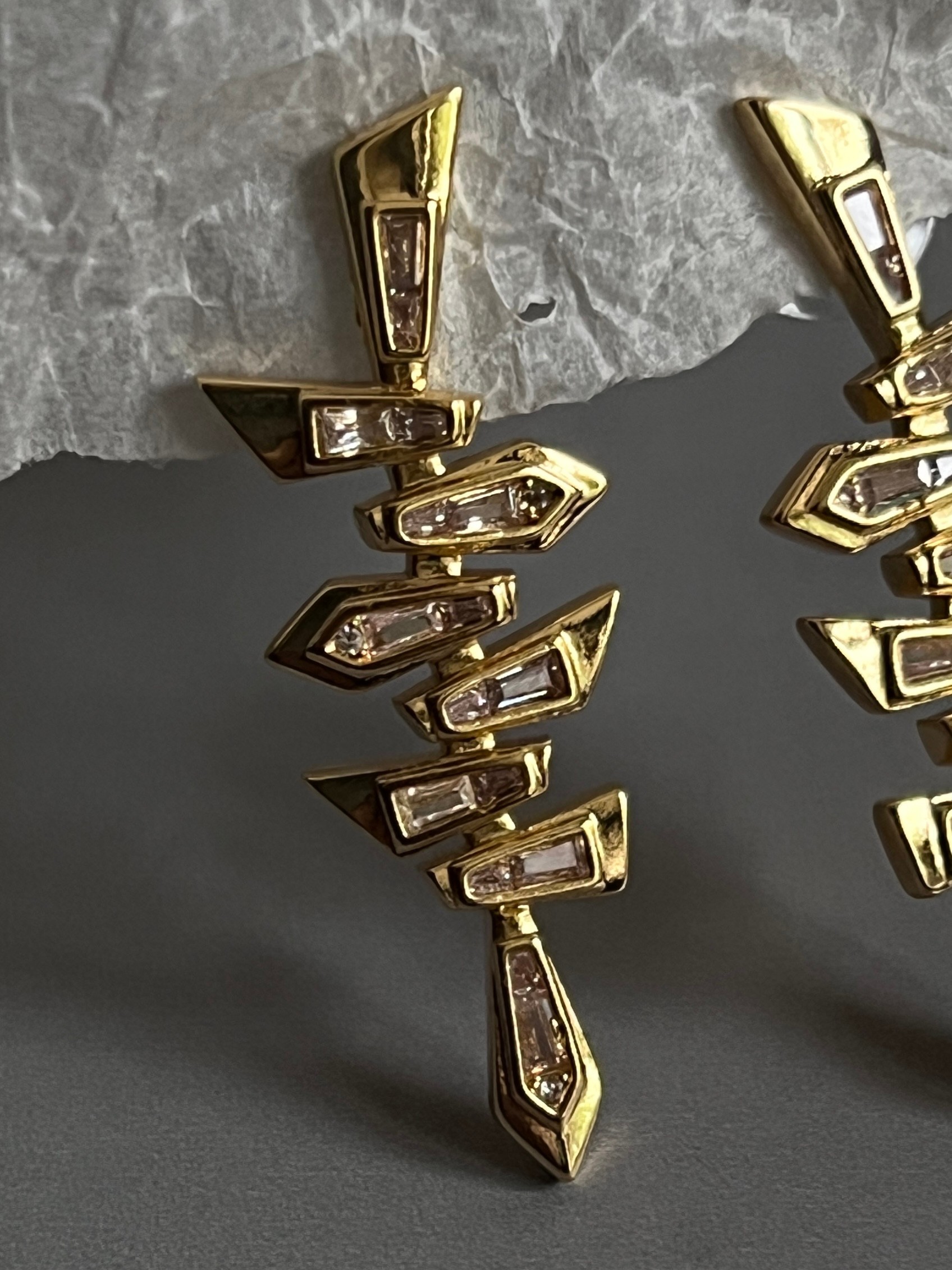 Gold Rengi Baget Zirkon Taş Detaylı Kadın Küpe