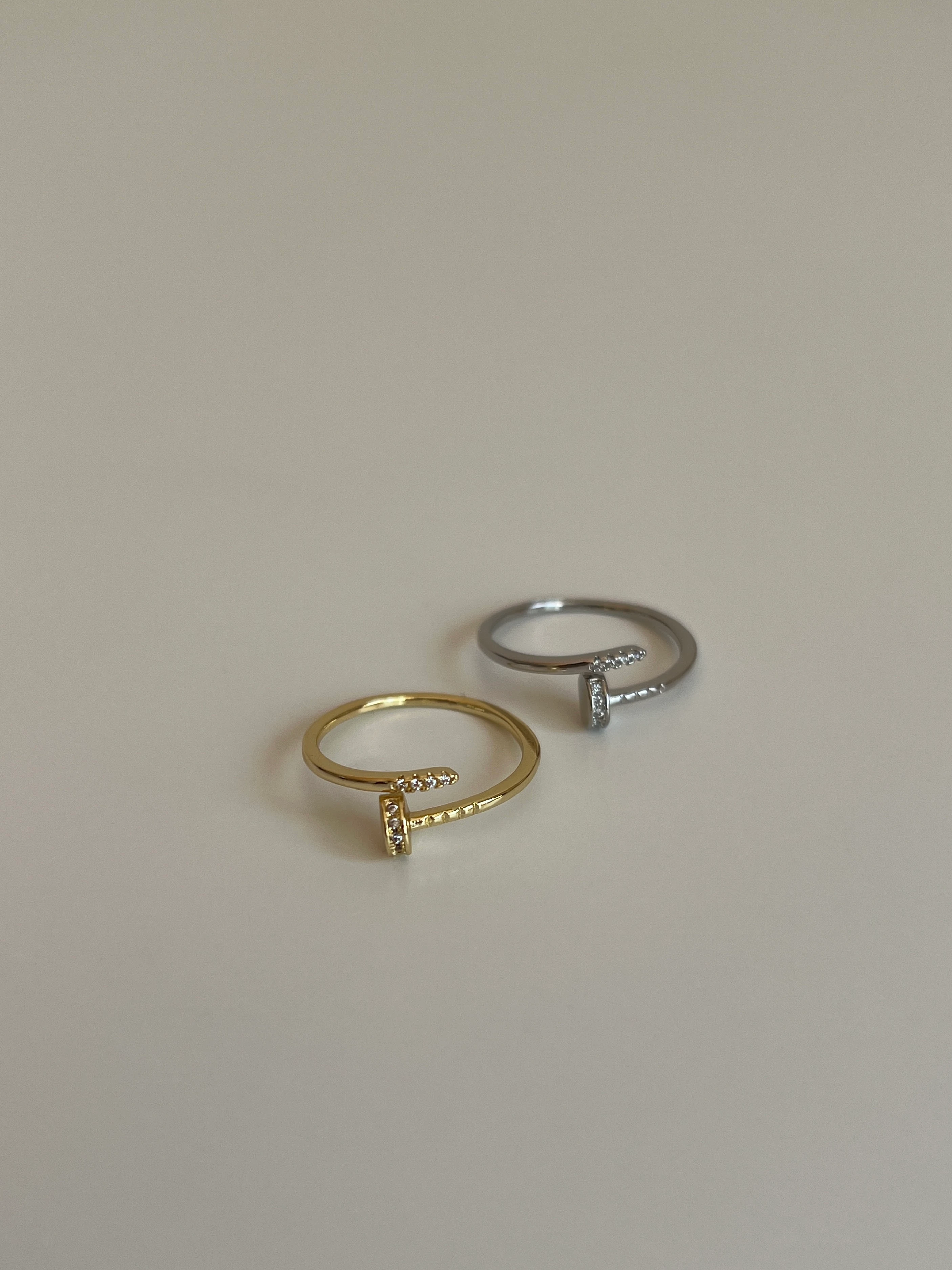 Zirkon Taş Detaylı Yuvarlak Çivi Kadın Yüzük