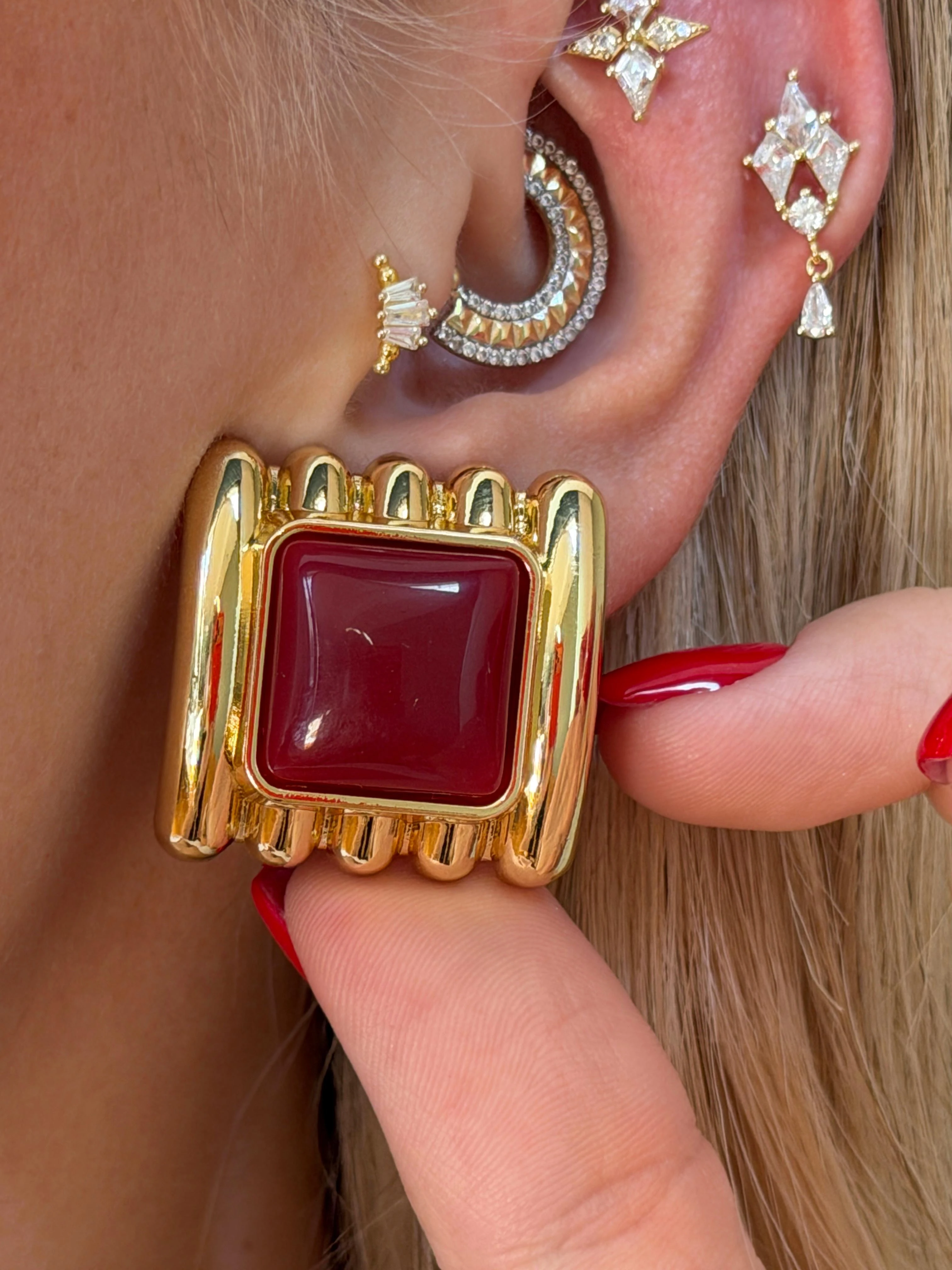 Gold Rengi Tırtıklı Kare Model Kadın Küpe