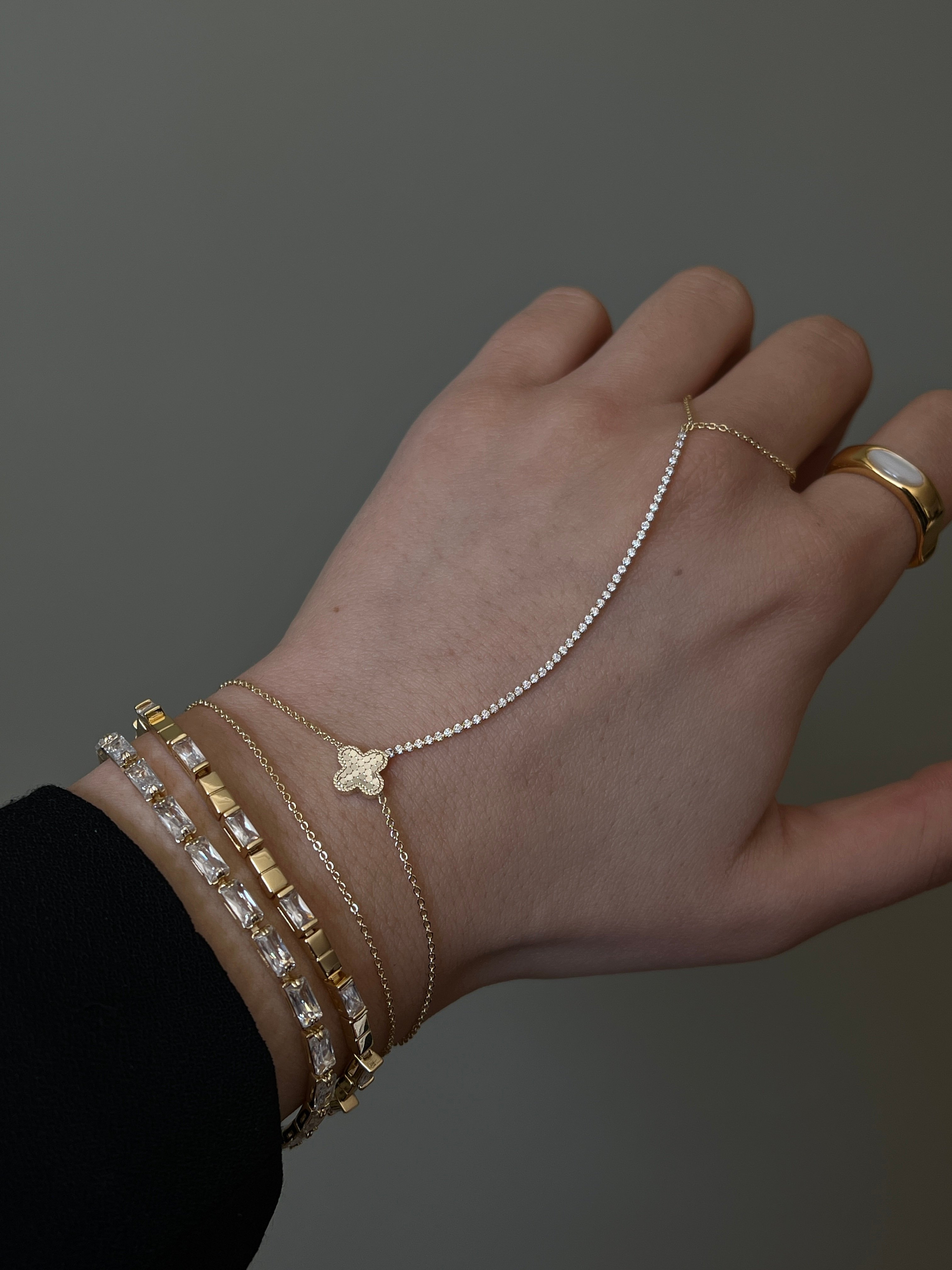 Gold Rengi Zirkon Taşlı Pullu Yonca Figürlü Kadın Şahmeran