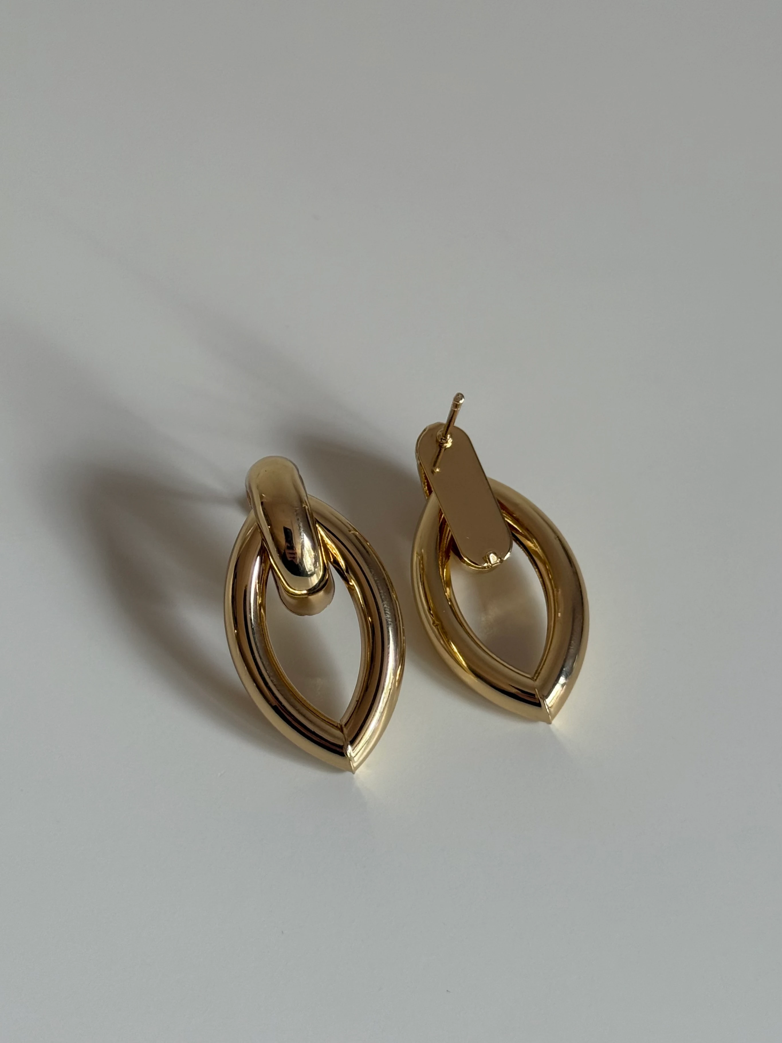 Gold Rengi Yaprak Model Kadın Küpe