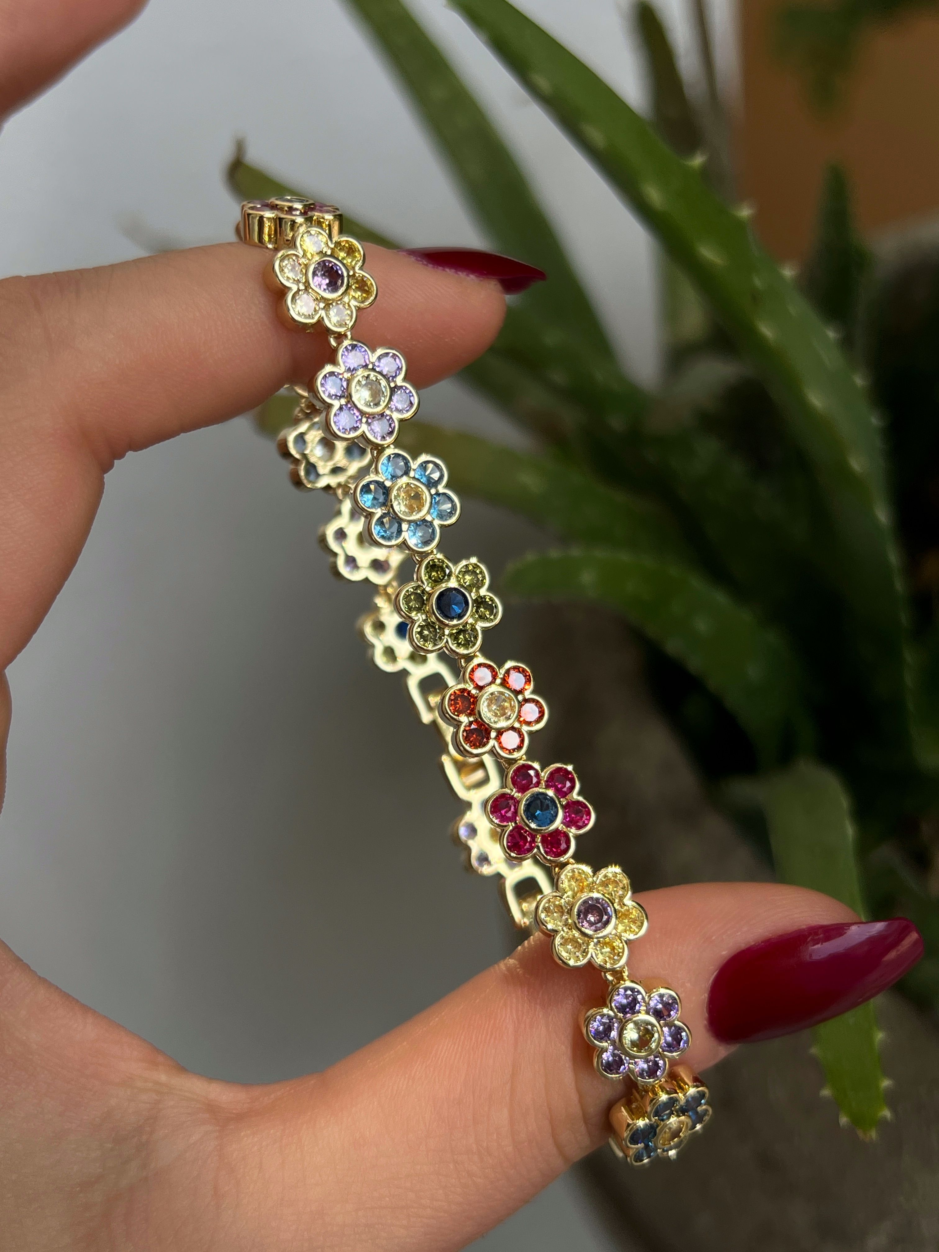 Gold Rengi Renkli Zirkon Taşlı Sıralı Çiçek Model Kadın Bileklik