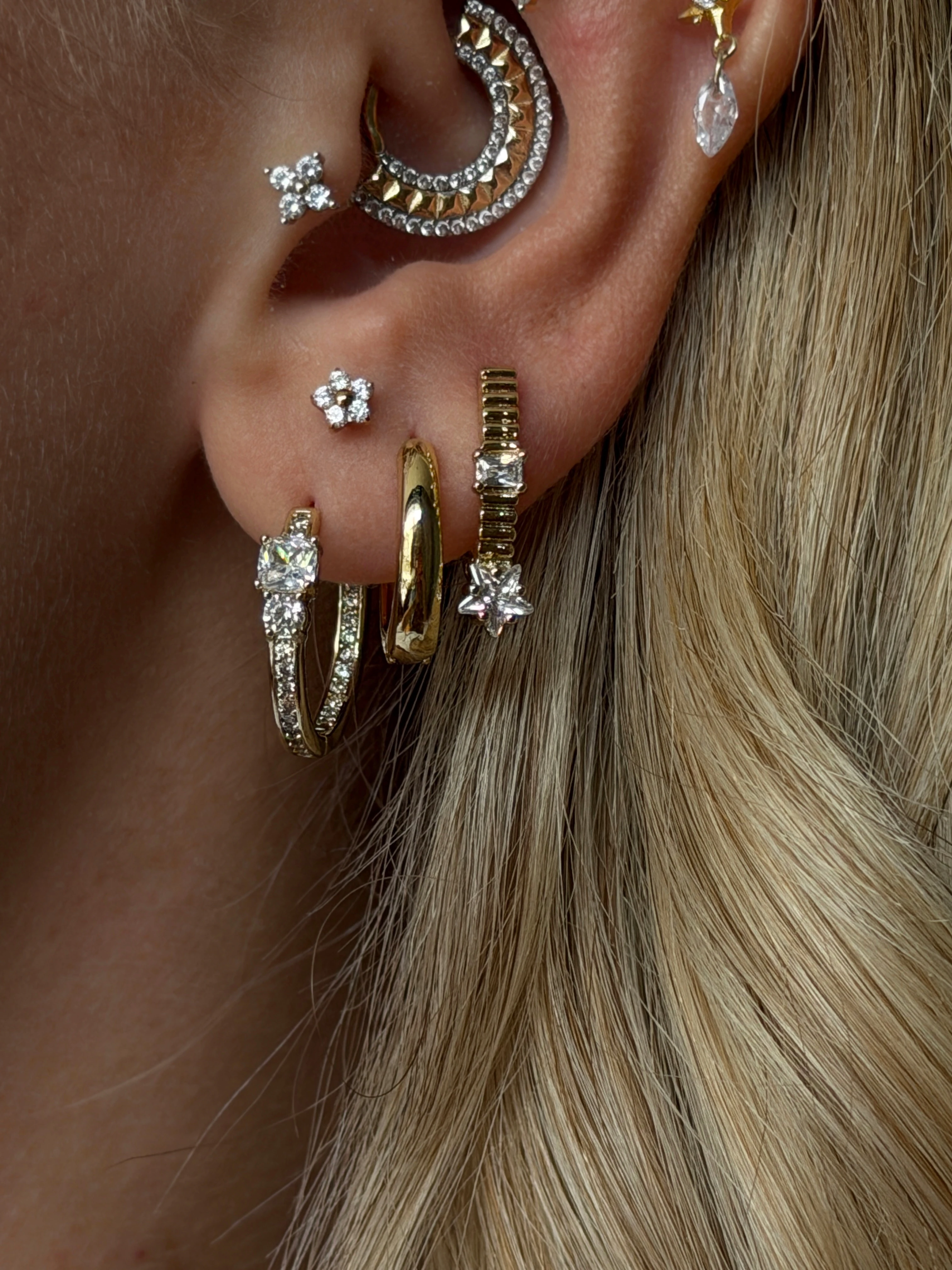 Gold Rengi Tırtıklı Yıldız Taş Detaylı Xupıng Kadın Küpe