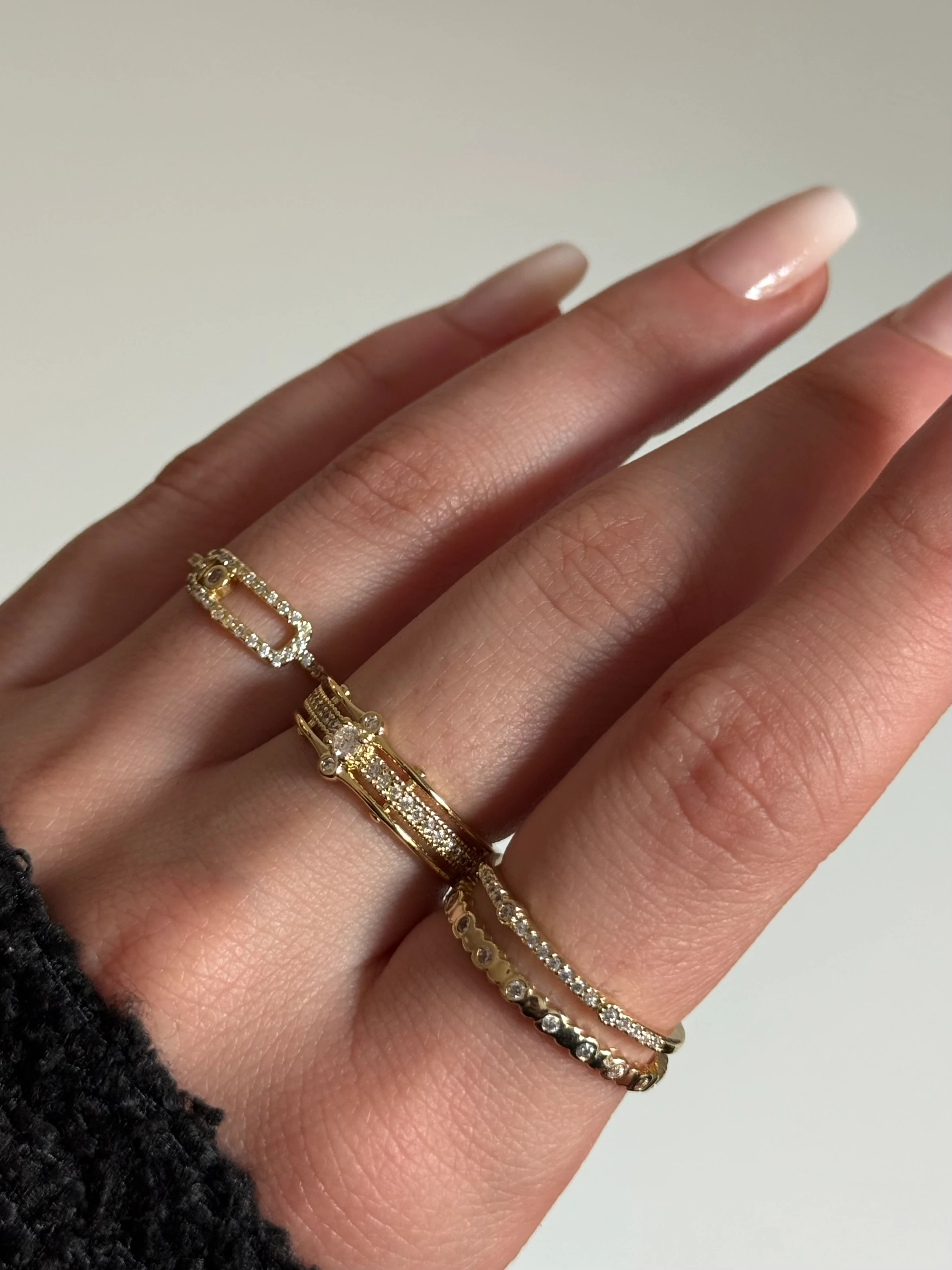 Gold Rengi Yuvarlak Taşlı Kadın Yüzük