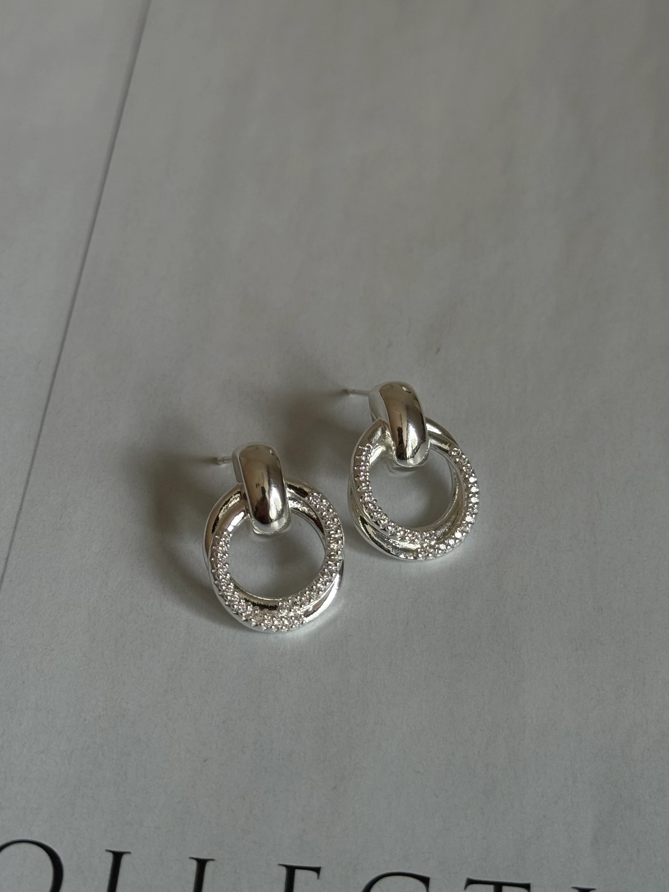 Zirkon Taş Detaylı İki Sıra Yuvarlak Kadın Küpe