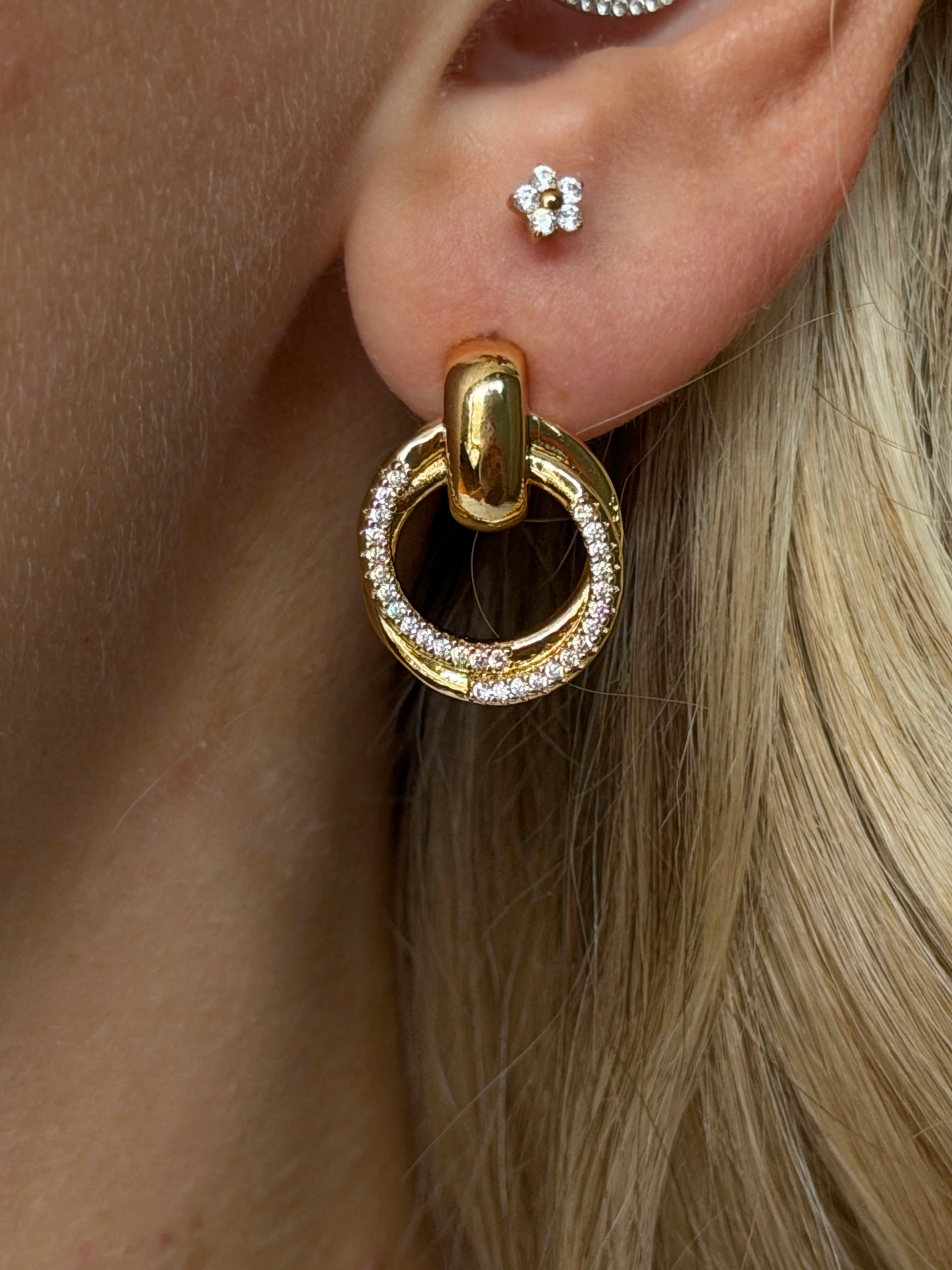 Zirkon Taş Detaylı İki Sıra Yuvarlak Kadın Küpe