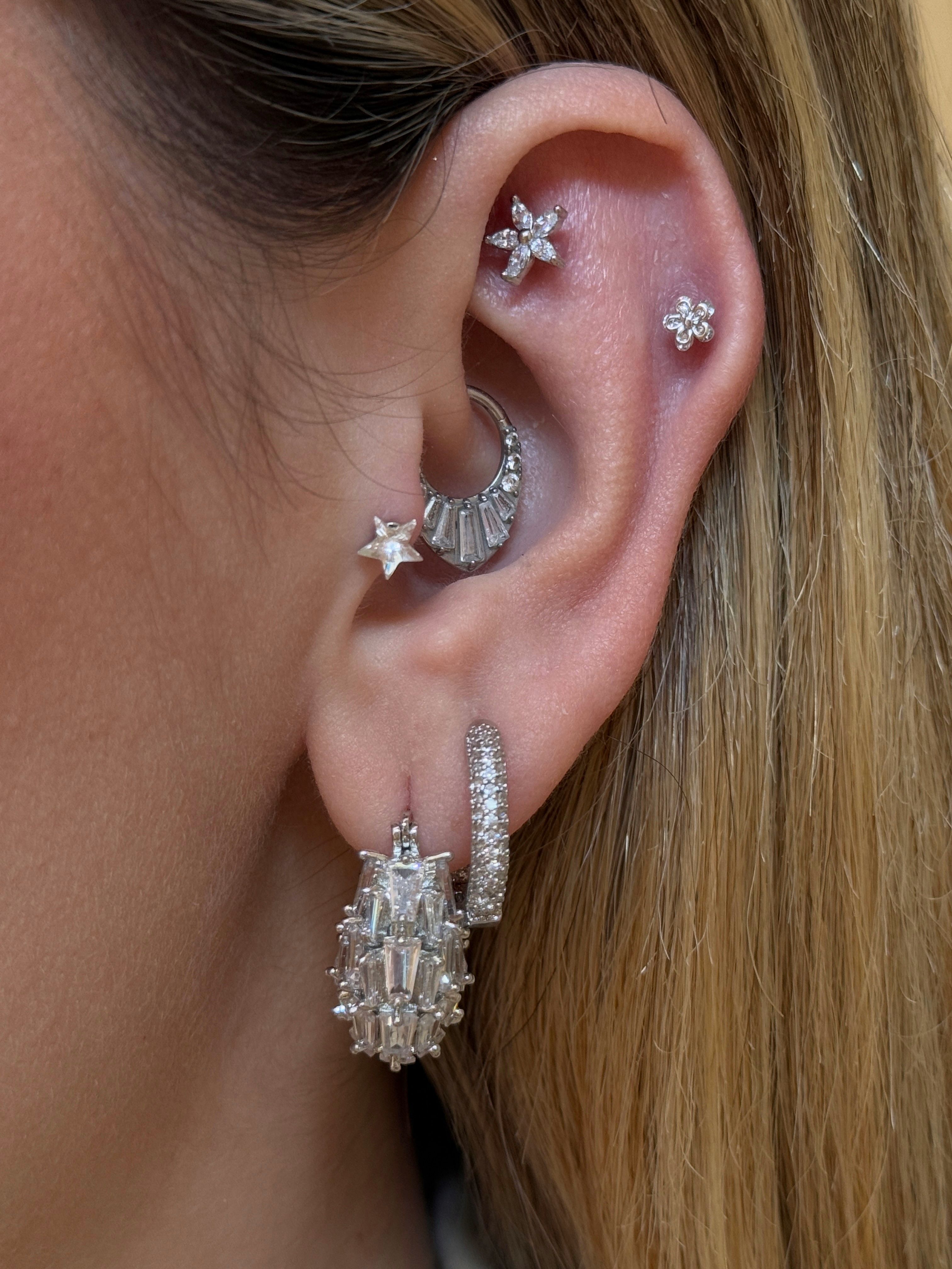 Çiçek Model Kadın Piercing