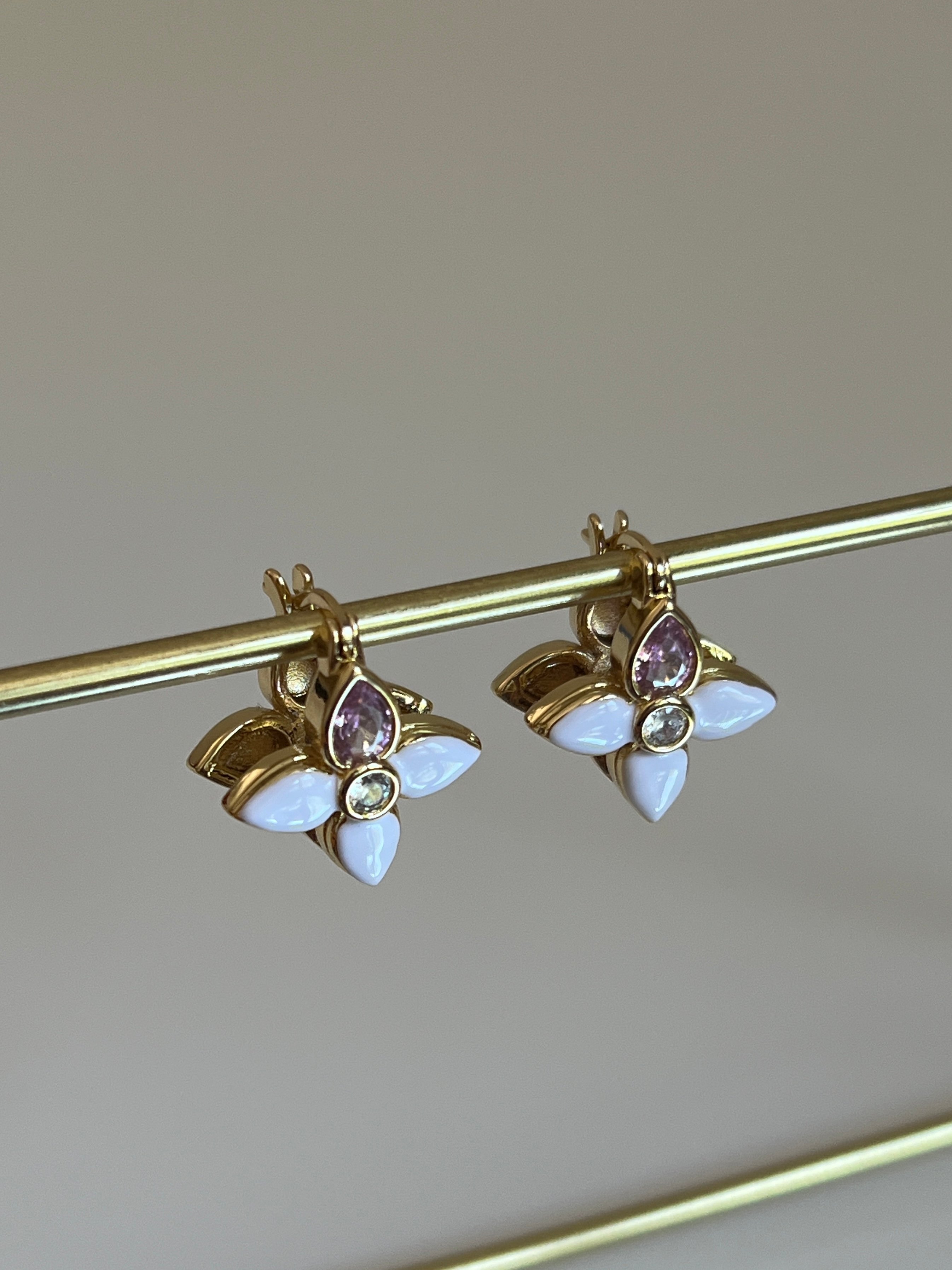 Gold Rengi Pembe Zirkon Taş Detaylı Çiçek Model Kadın Küpe