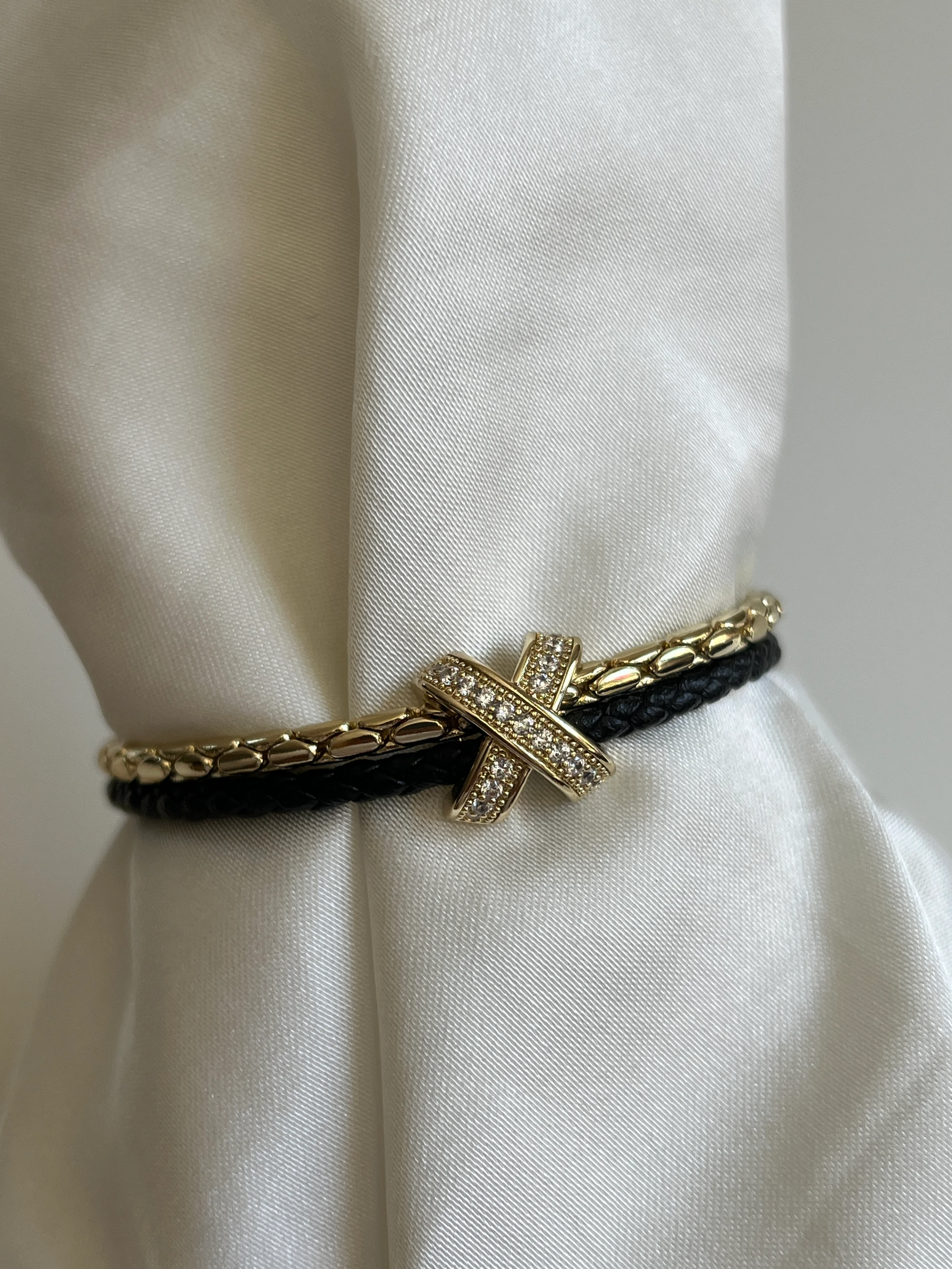 Gold Rengi Zirkon Taşlı Çarpı Figürlü Renkli Deri Detaylı İki Sıra Kadın Bileklik