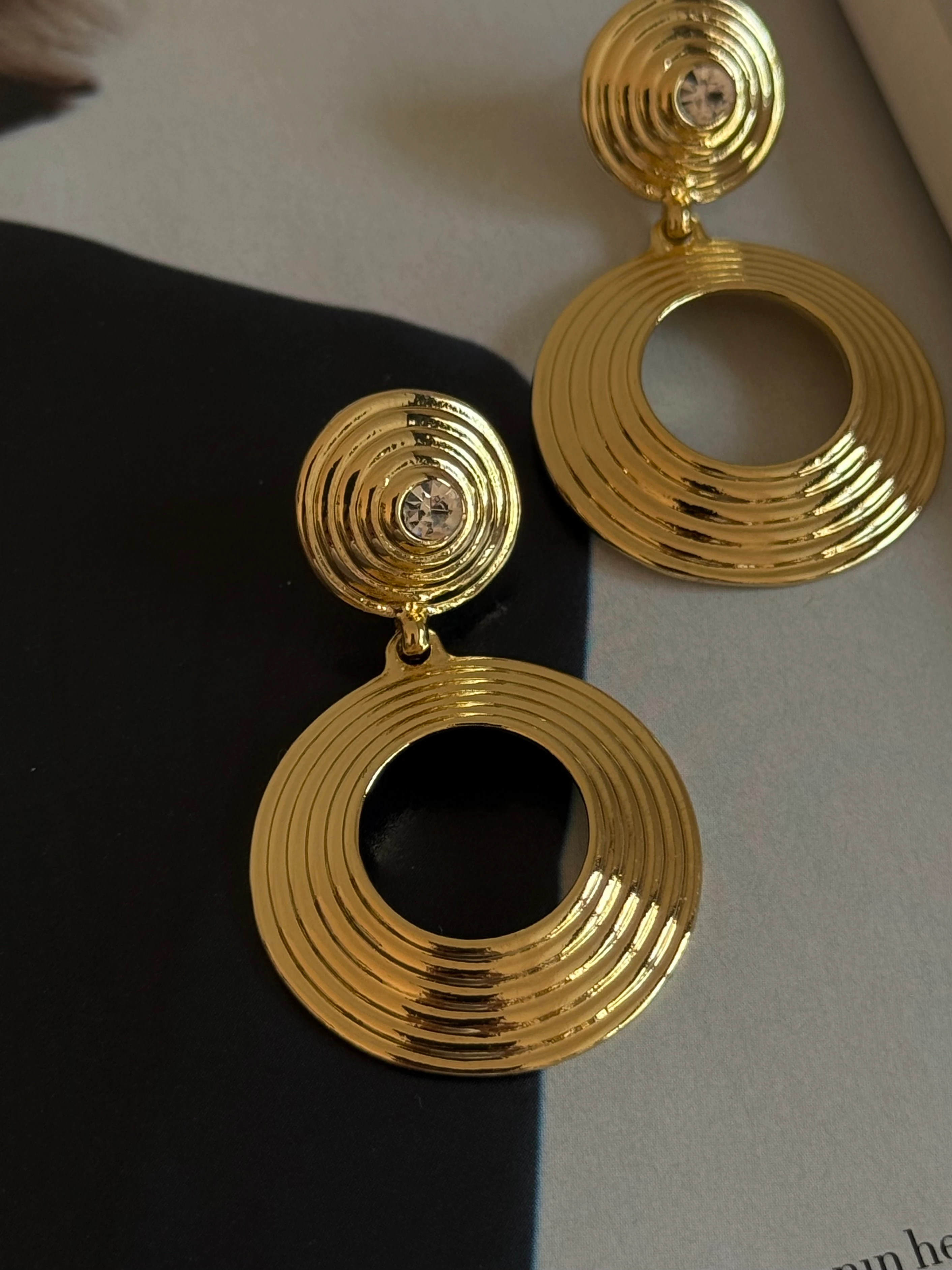 Gold Rengi Yuvarlak Taşlı Kadın Küpe