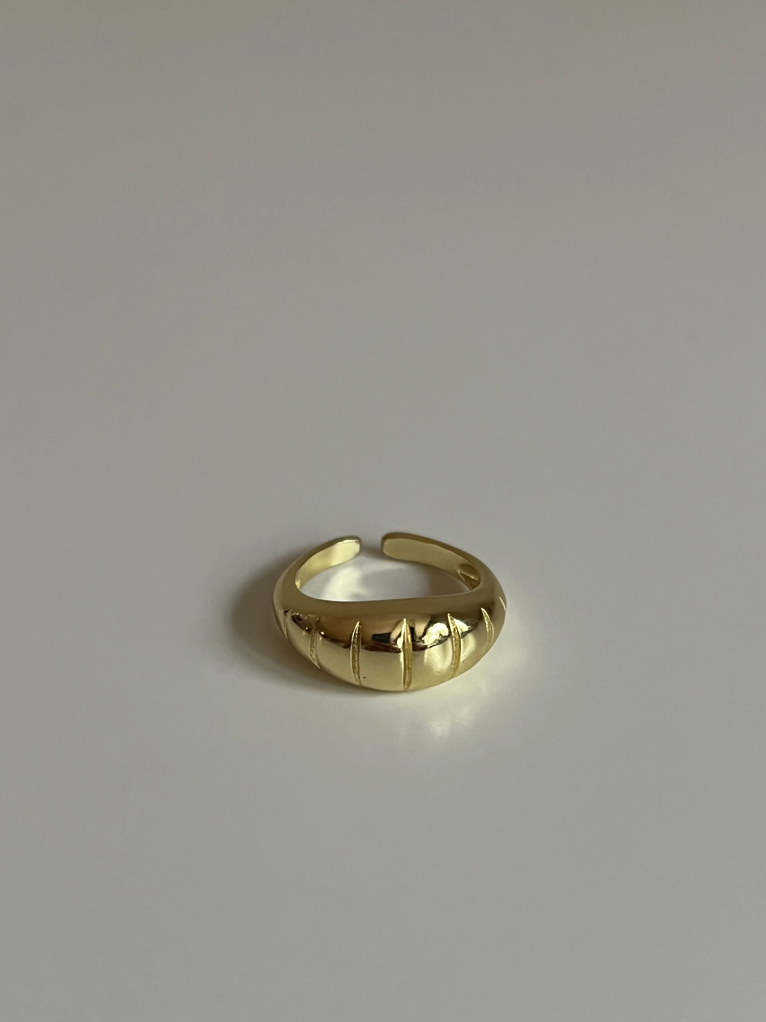 Gold Rengi Çizgi Detaylı Kadın Serçe Parmak Yüzük