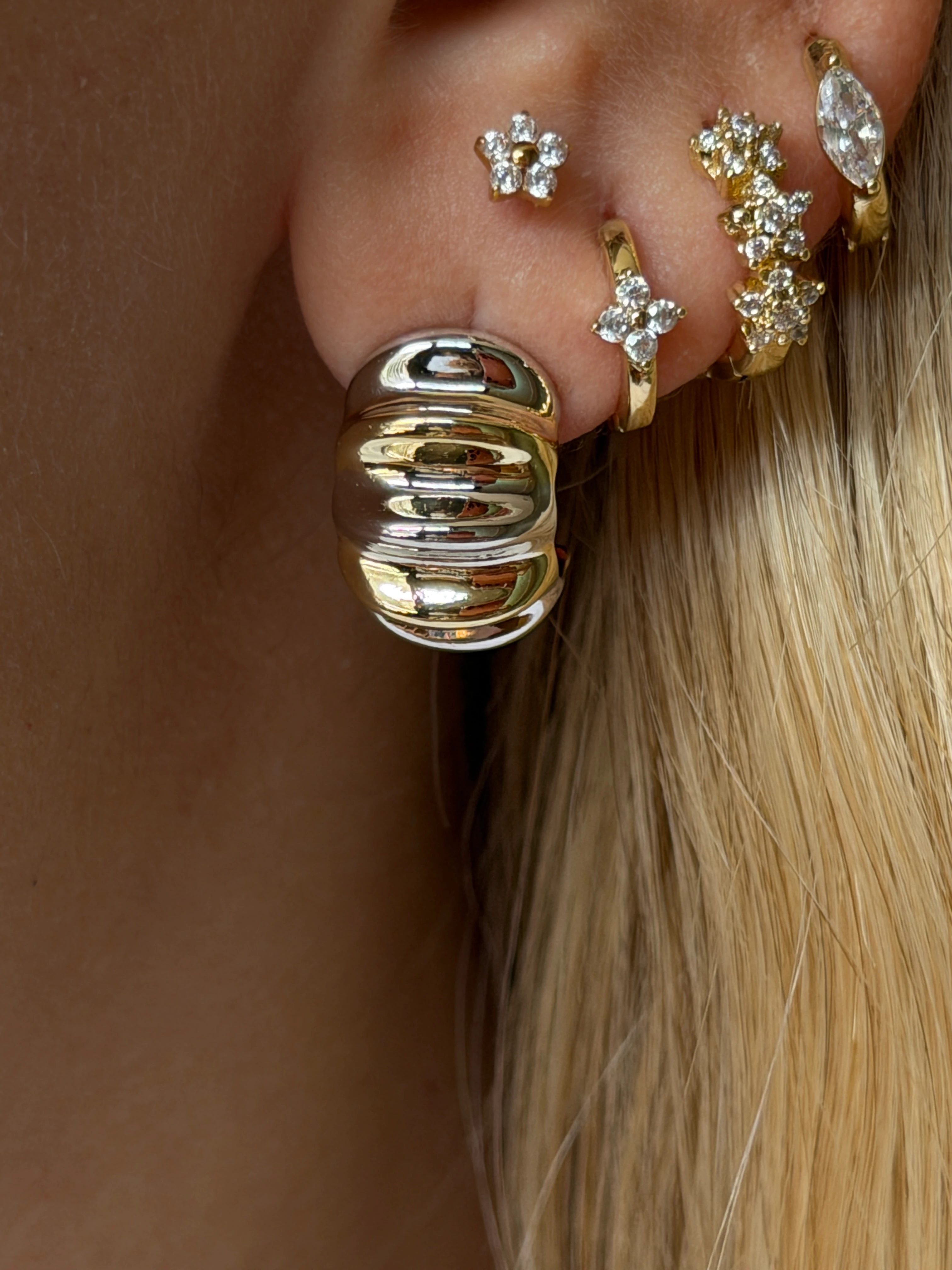 Gold Rengi Yonca Detaylı Xupıng Kadın Küpe