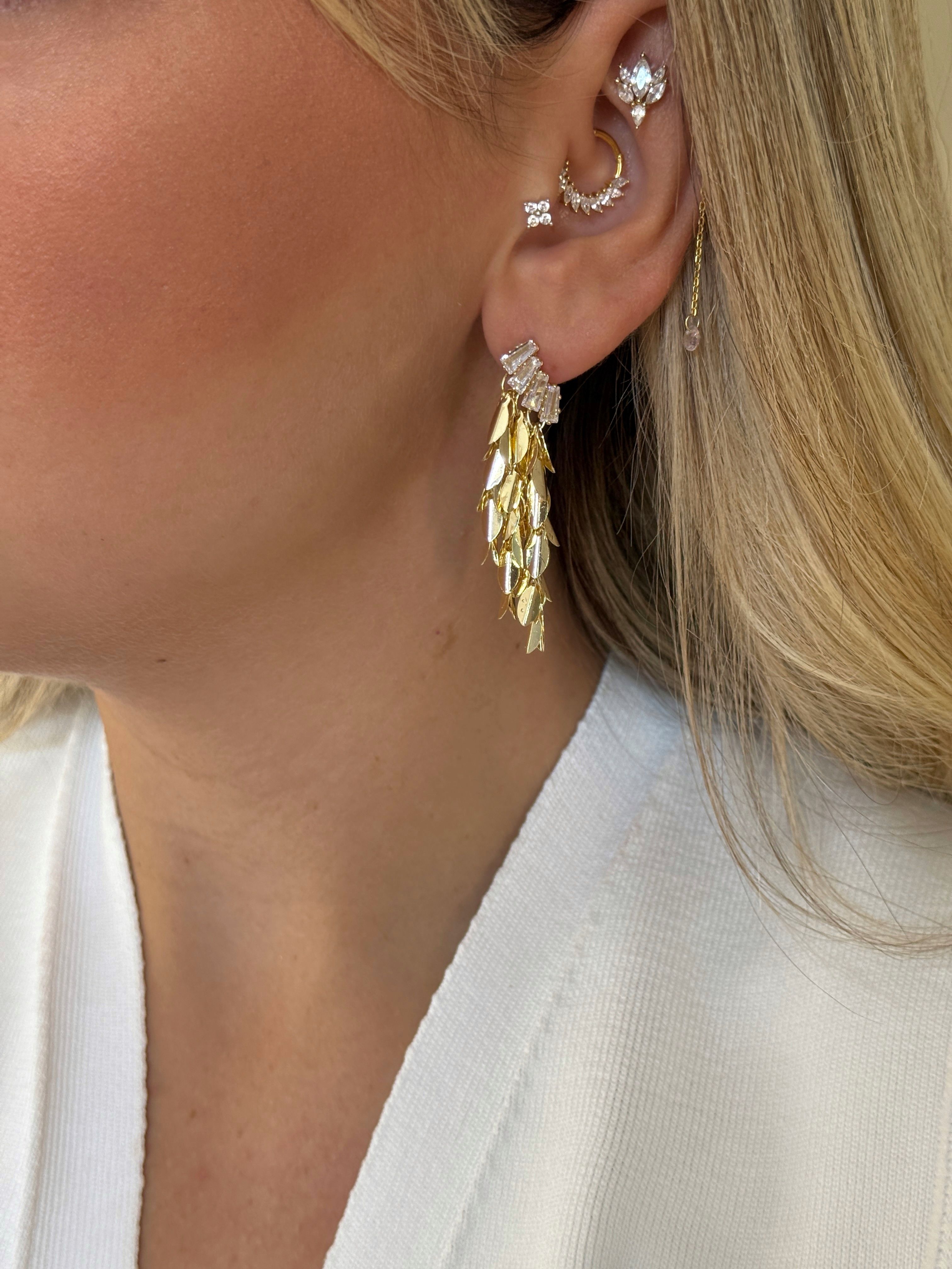 Gold Rengi Baget Taşlı Yaprak Model Sallantılı Kadın Küpe