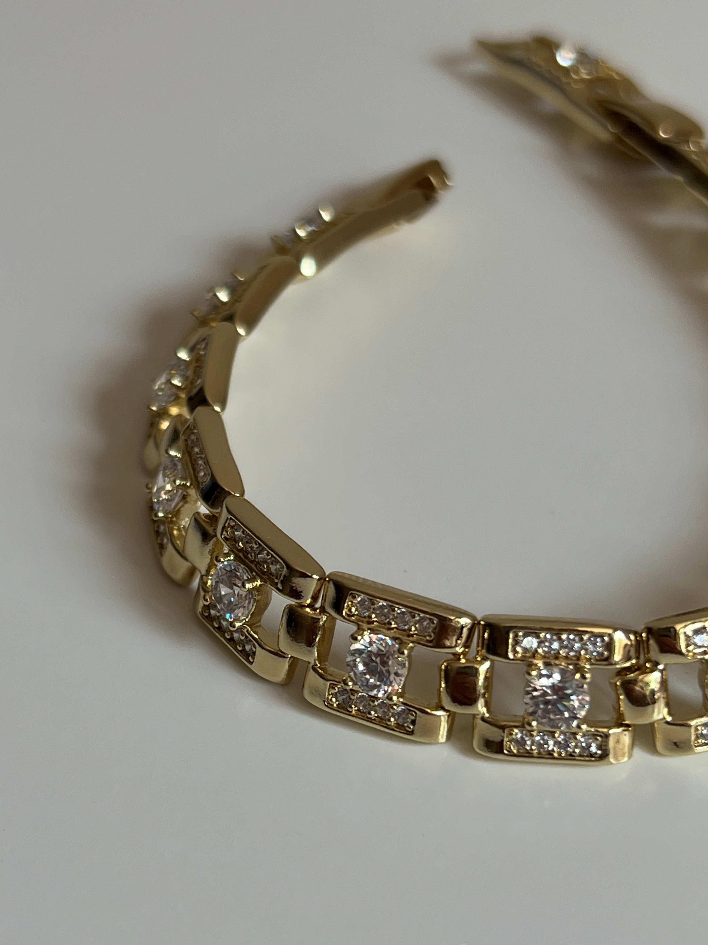 Gold Rengi Zirkon Taşlı Sıralı Kare Model Xupıng Kadın Bileklik