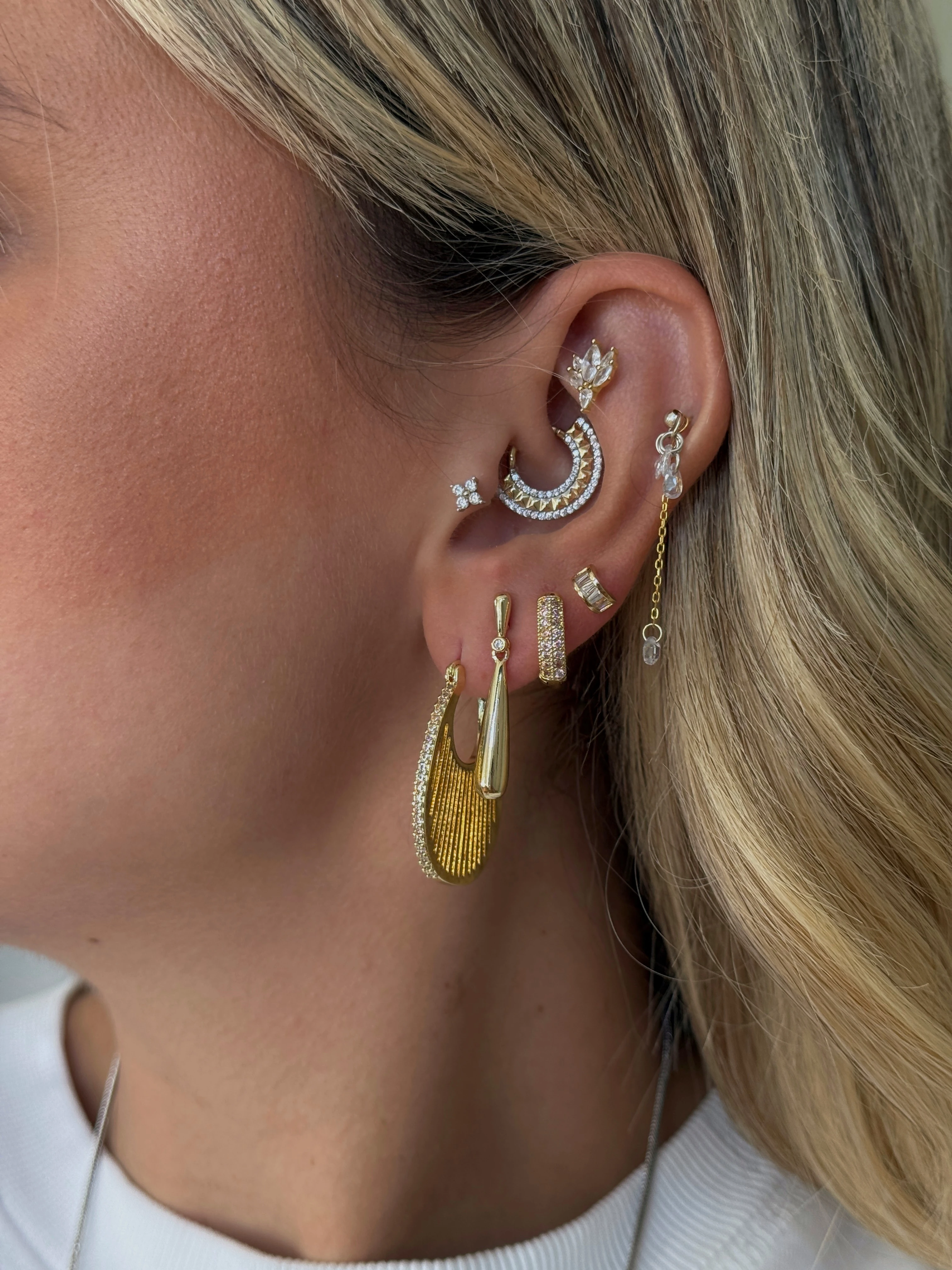 Gold Rengi Zirkon Taşlı Halka Kadın Küpe