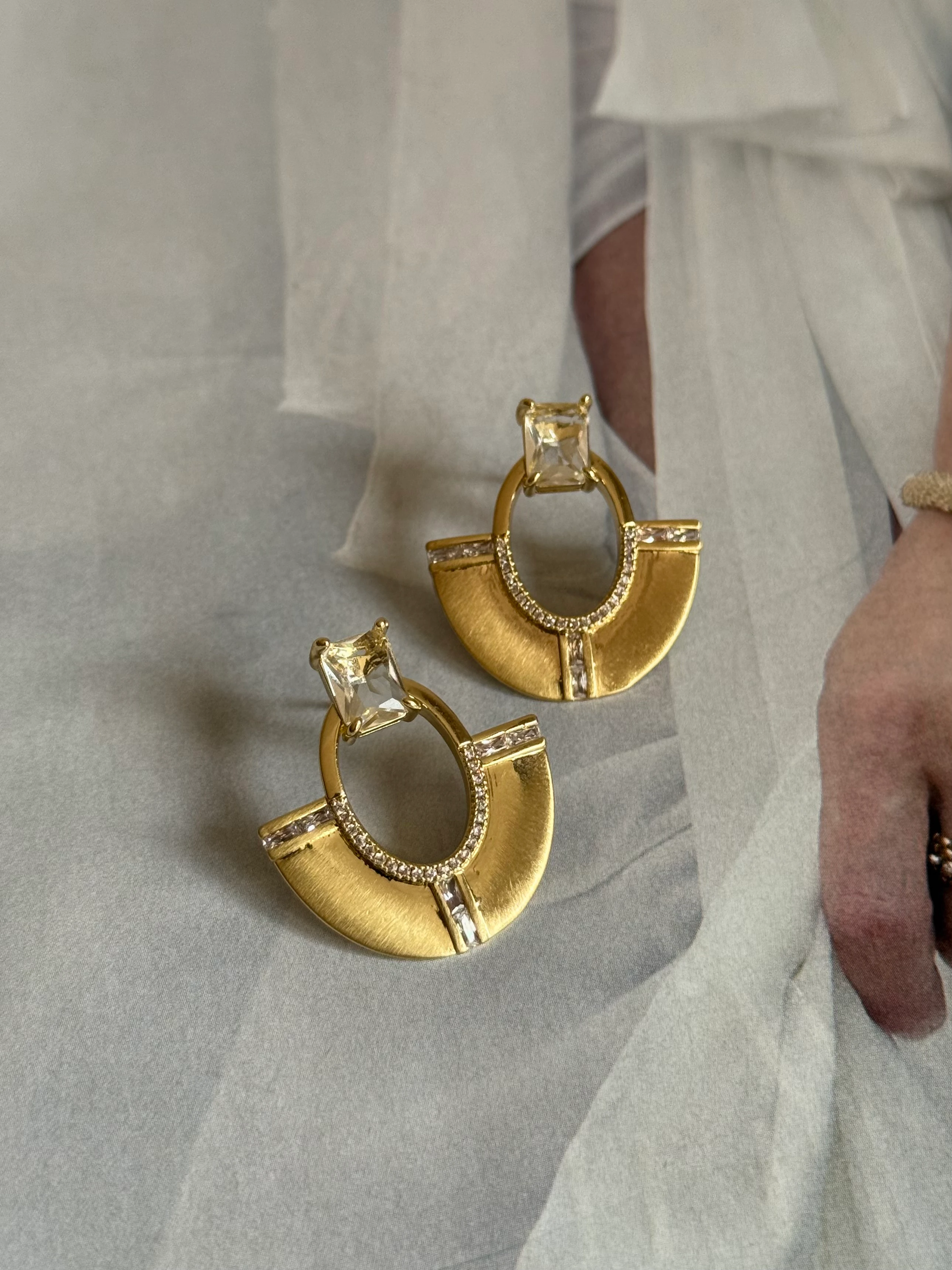 Gold Rengi Taş Detaylı Mat Kadın Küpe