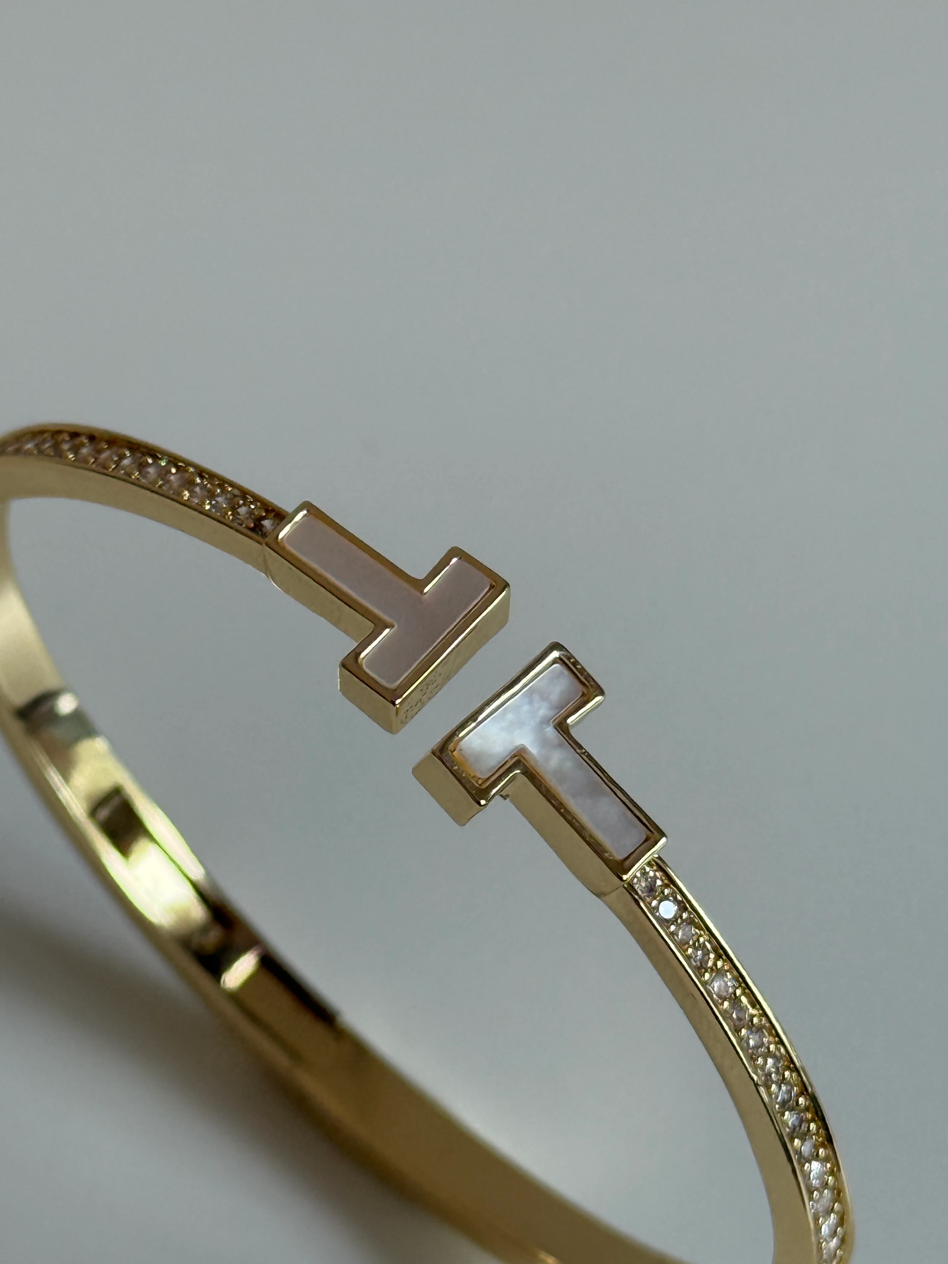 Gold Rengi Beyaz Sedef Taş Detaylı Kadın Kelepçe Bileklik