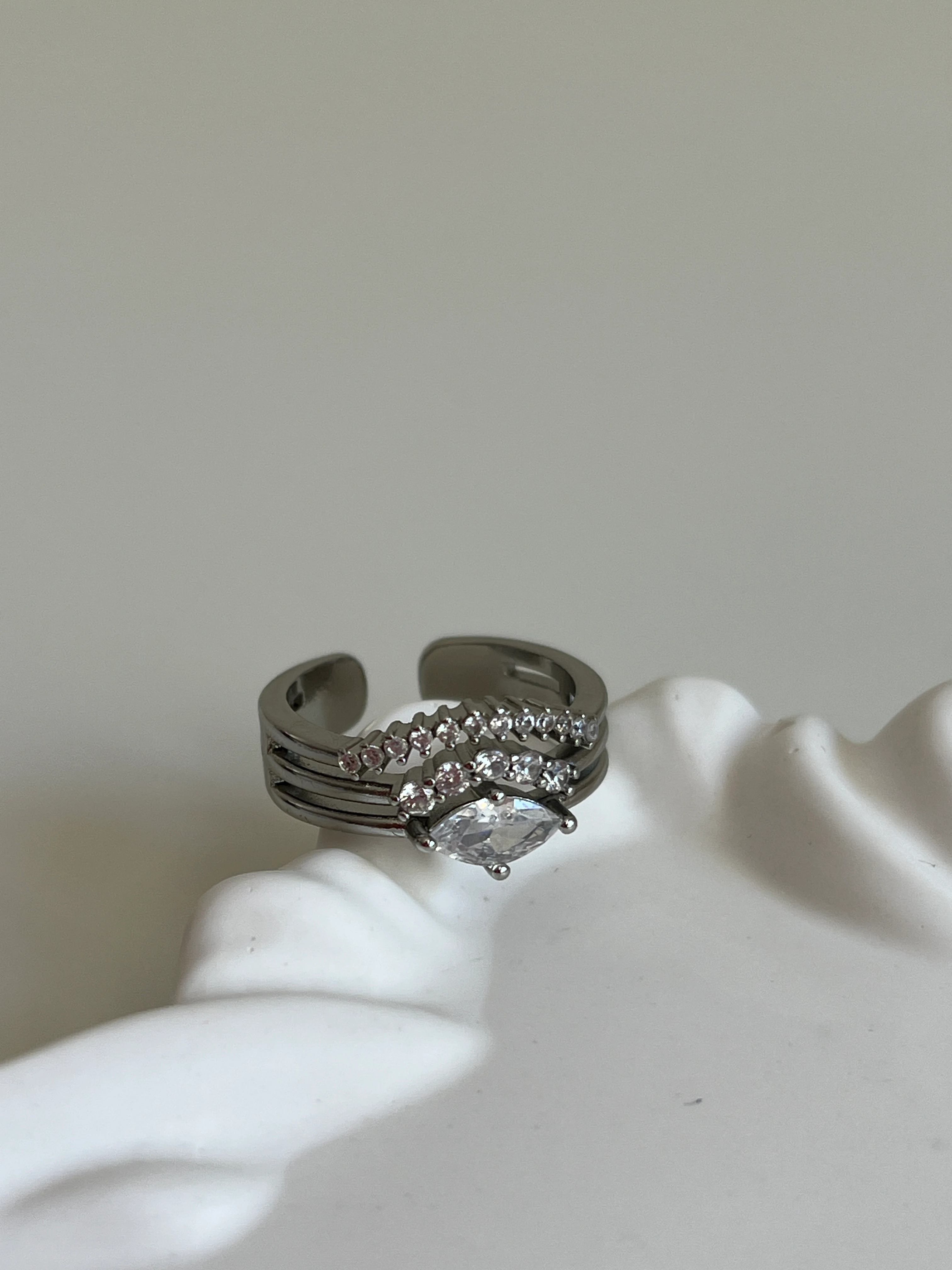 Üç Sıra Zirkon Taşlı Kadın Yüzük