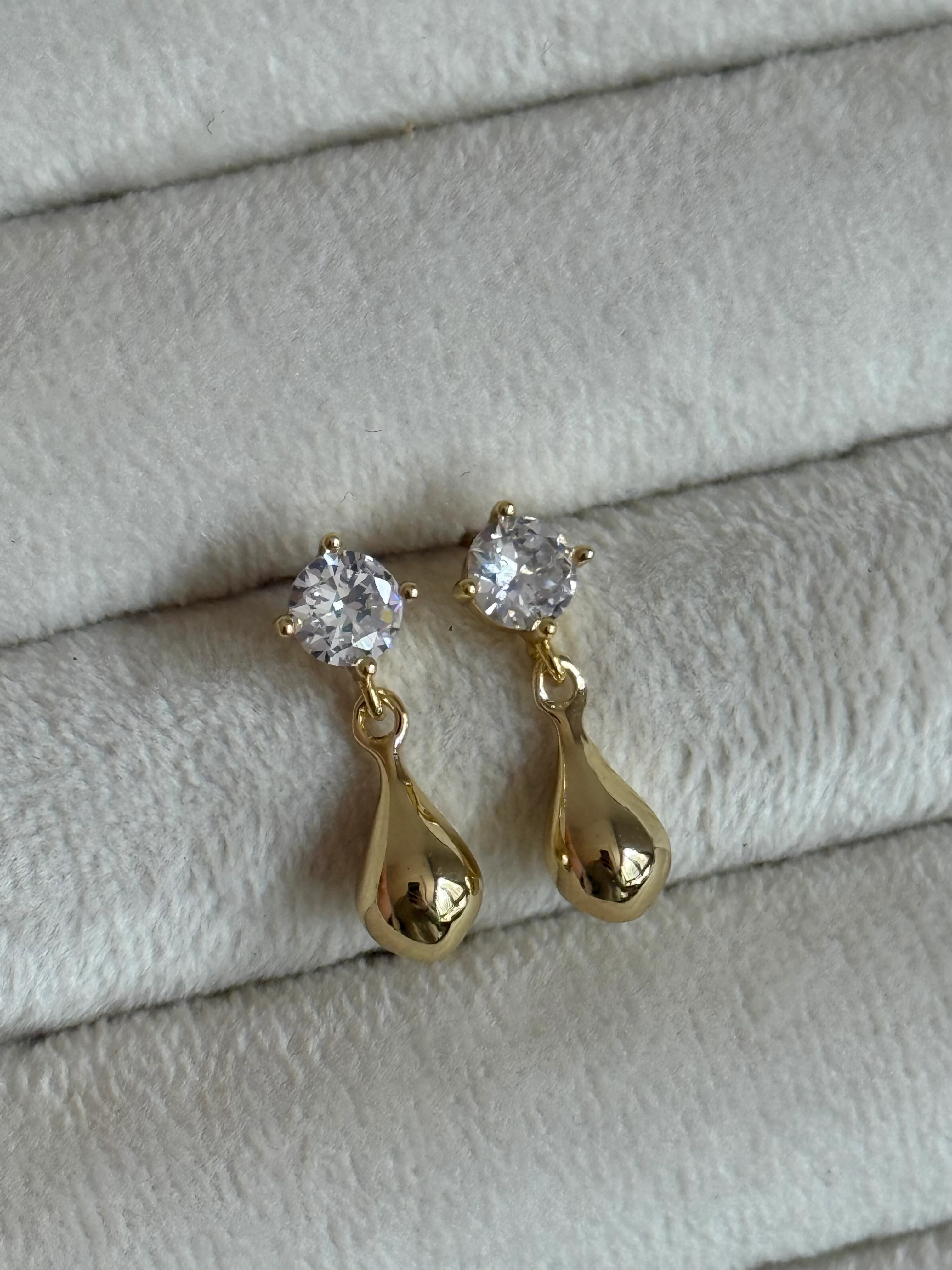 Gold Rengi Taş Detaylı Damla Model Minimal Kadın Küpe