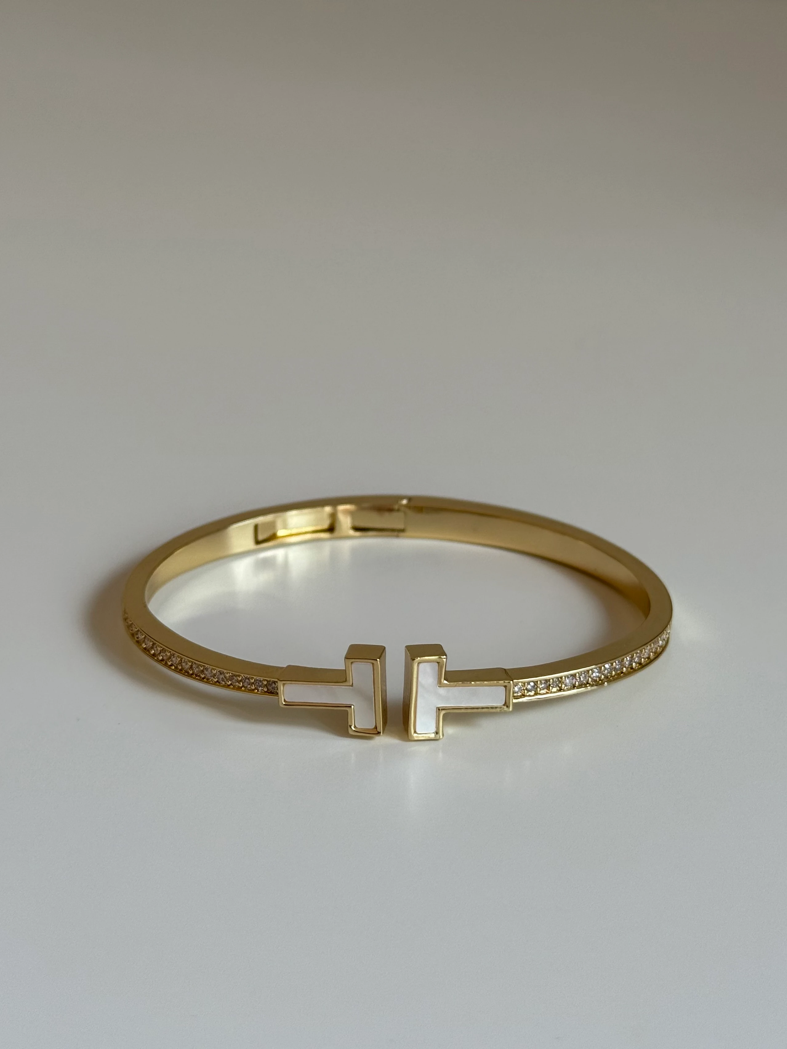 Gold Rengi Beyaz Sedef Taş Detaylı Kadın Kelepçe Bileklik