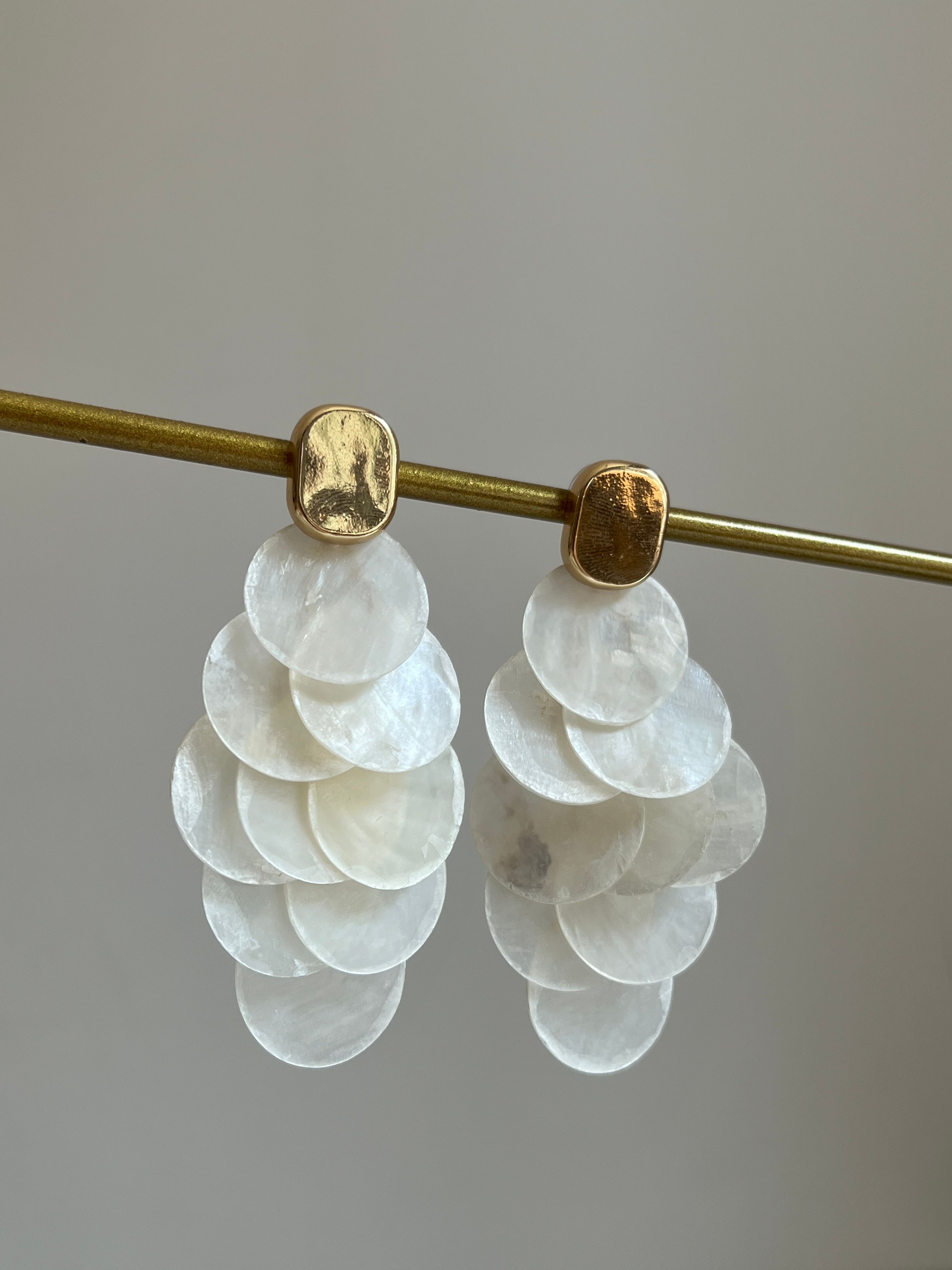Gold Rengi Çoklu Yuvarlak Sedef Kadın Küpe