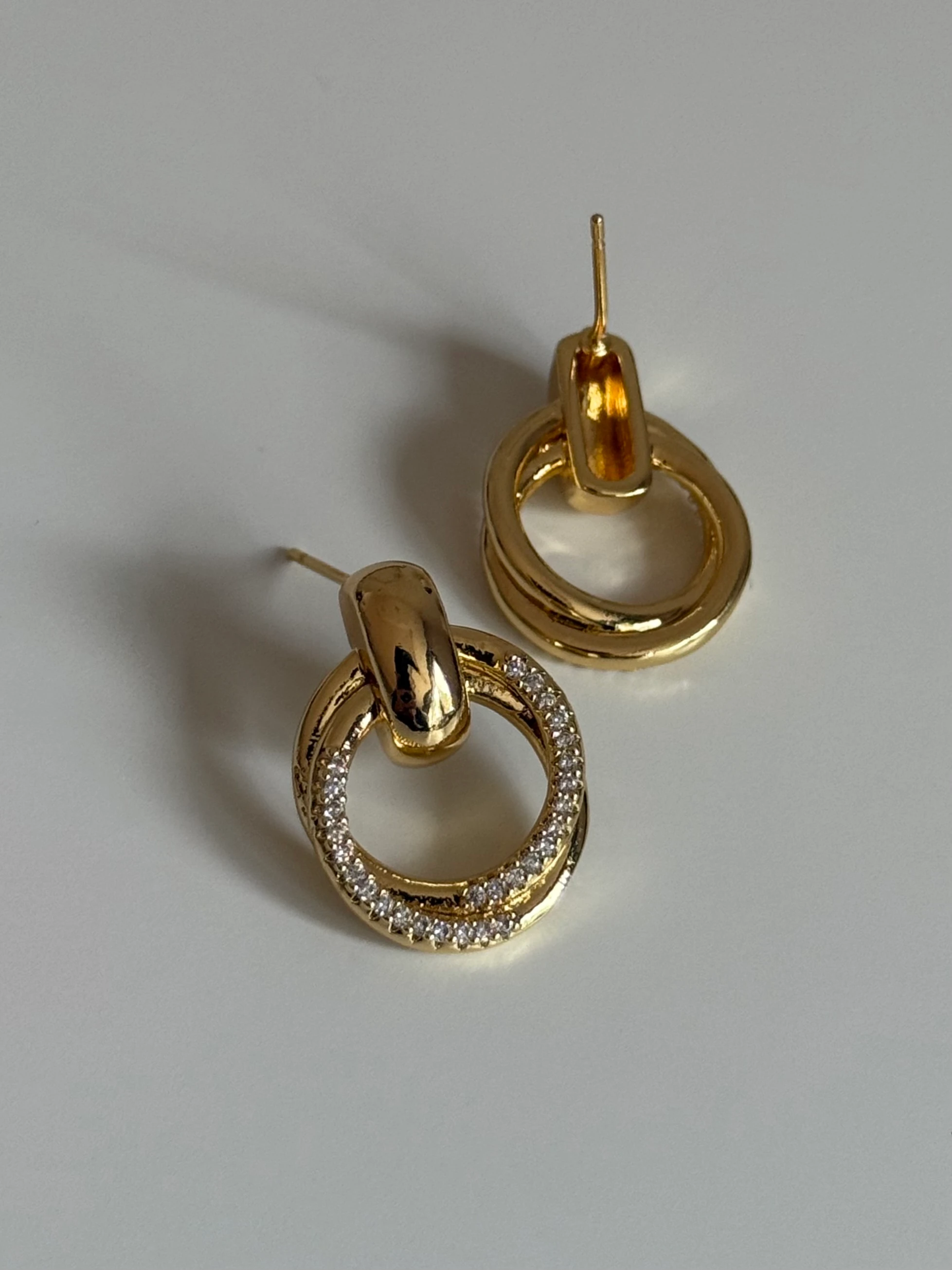 Zirkon Taş Detaylı İki Sıra Yuvarlak Kadın Küpe