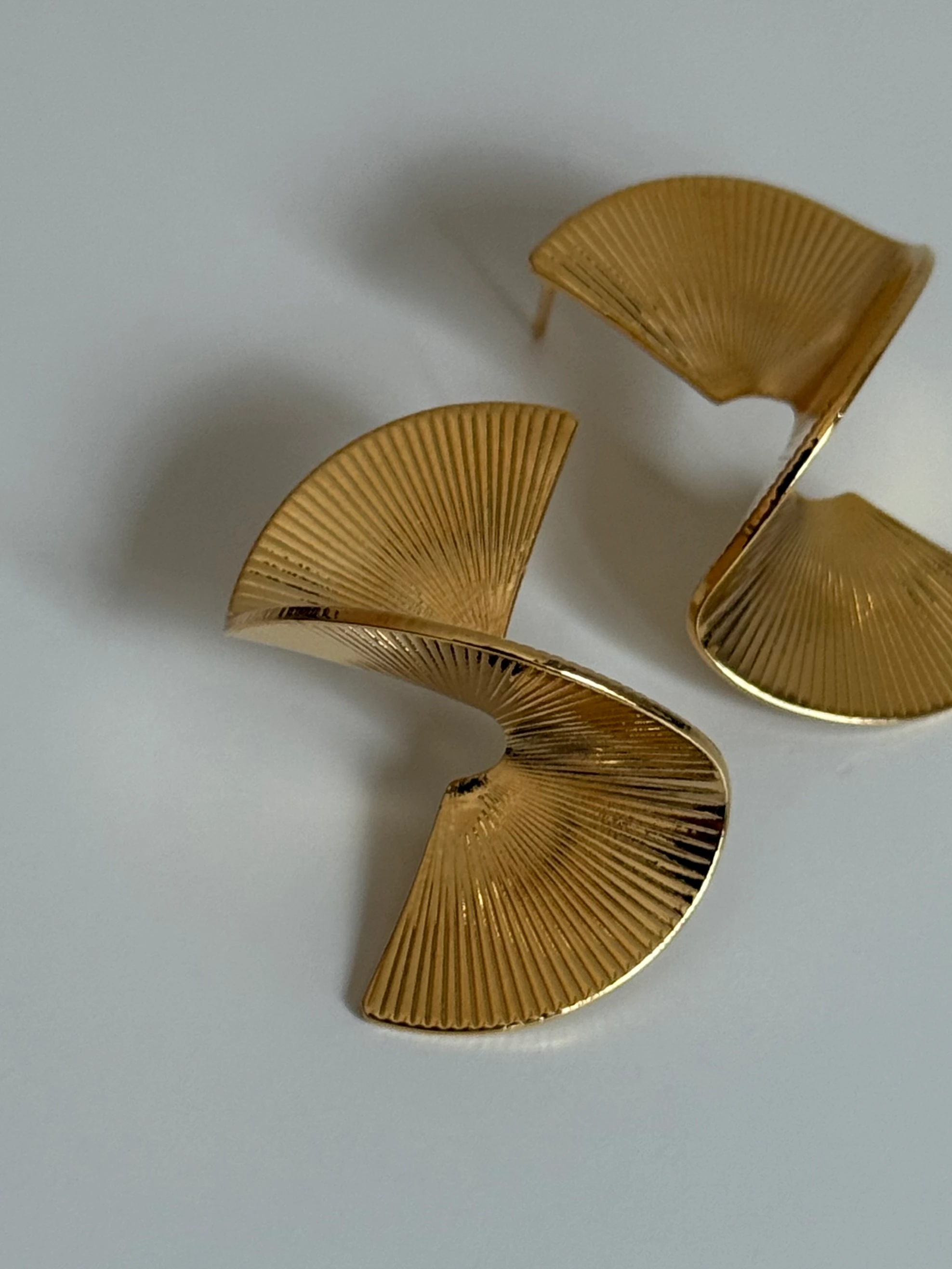 Gold Rengi Asimetrik Model Kadın Küpe