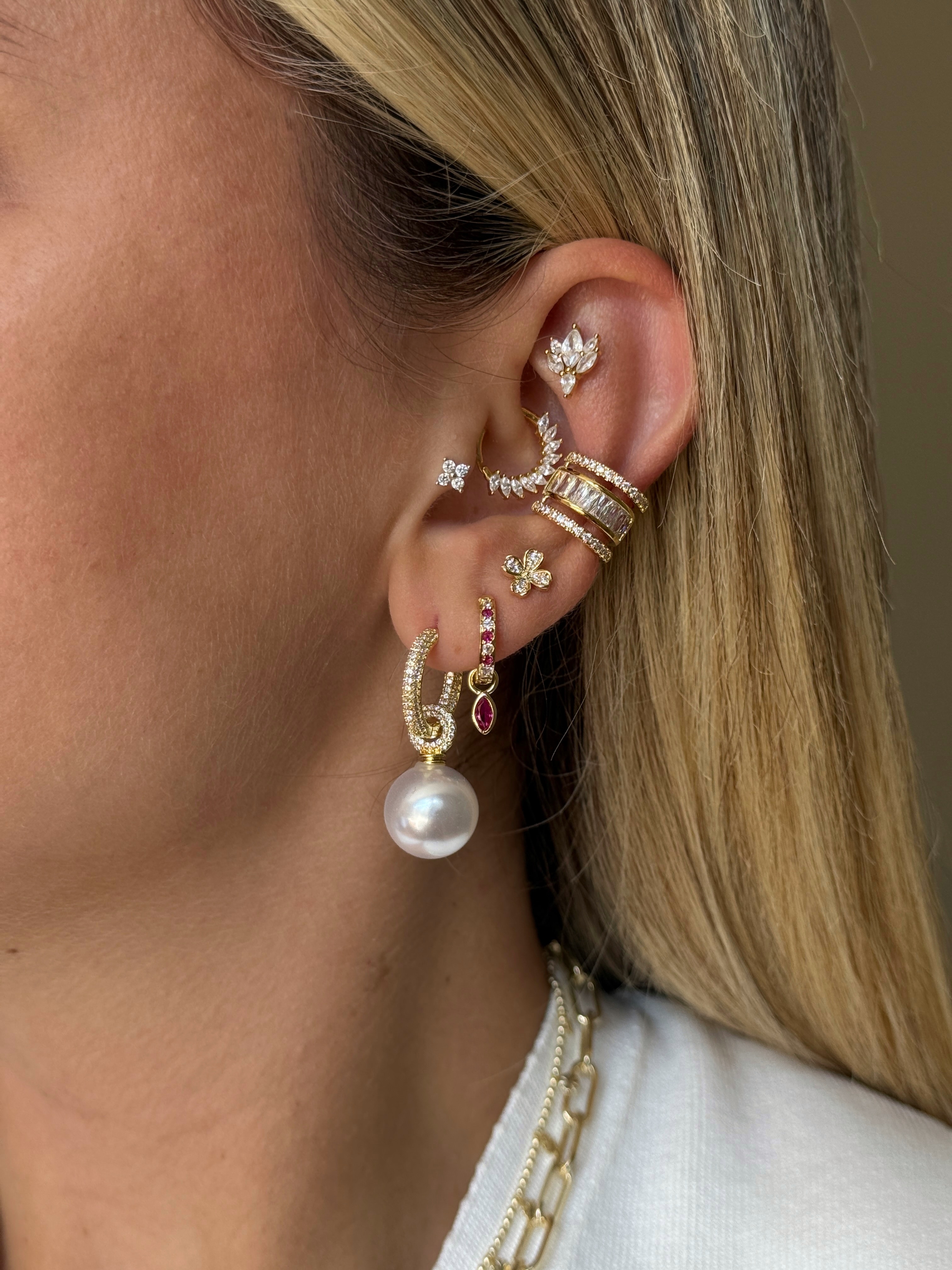 Gold Rengi Zirkon Taşlı Yonca Model Kadın Minimal Küpe