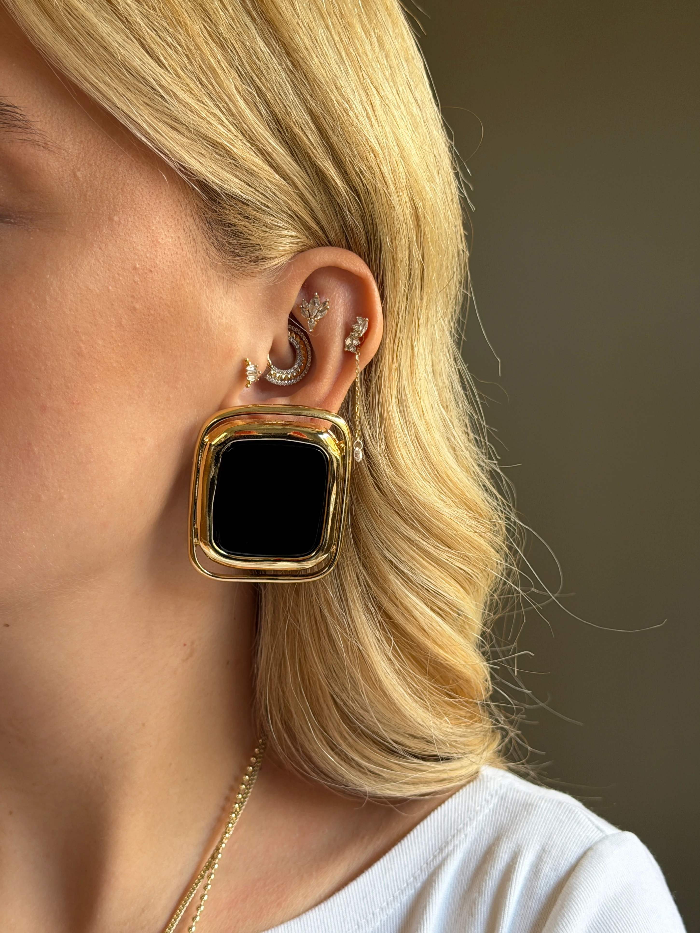 Gold Rengi Siyah Taşlı Dikdörtgen Model Kadın Küpe