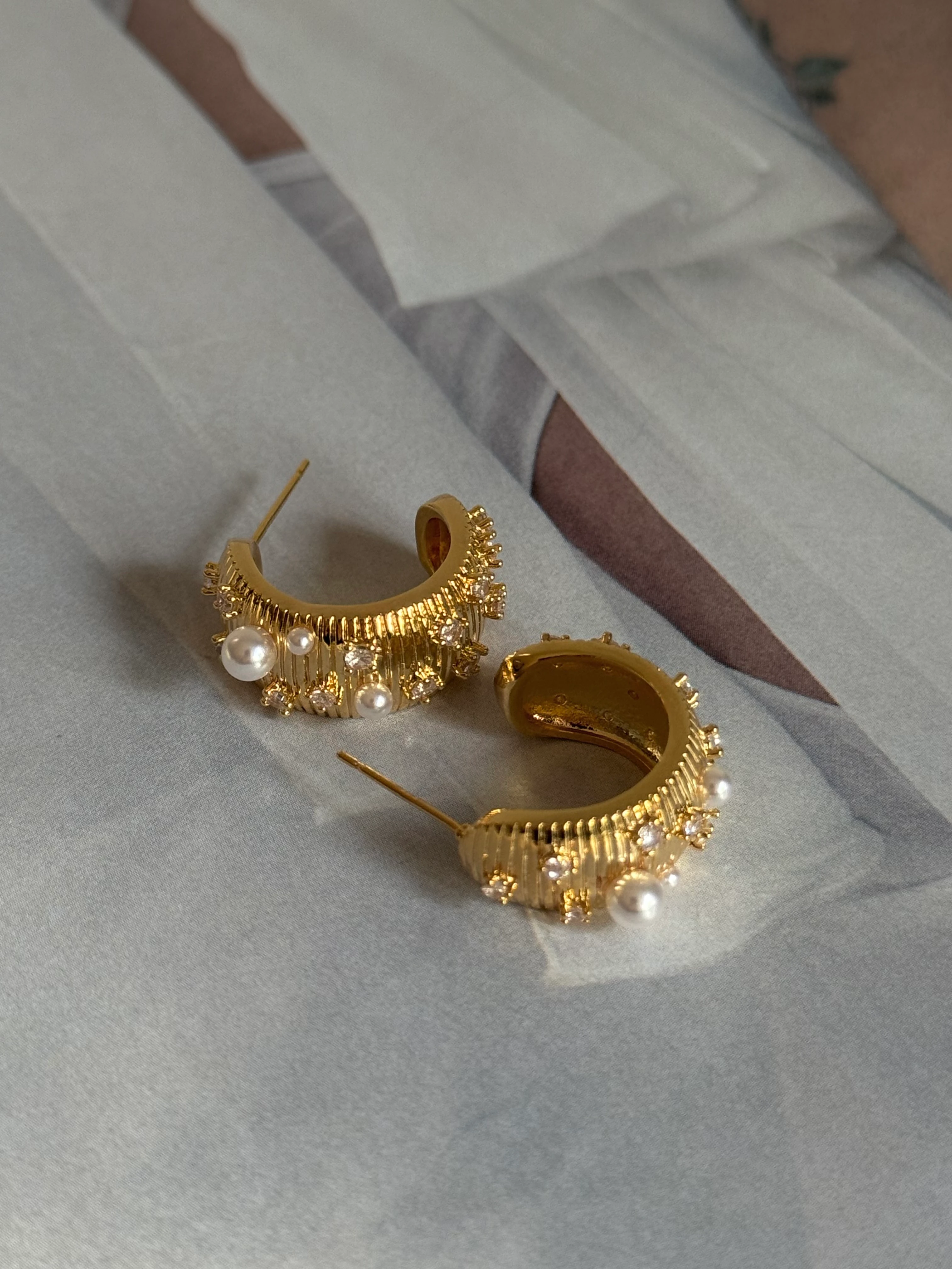 Gold Rengi İnci Detaylı Tırtıklı Kadın Küpe