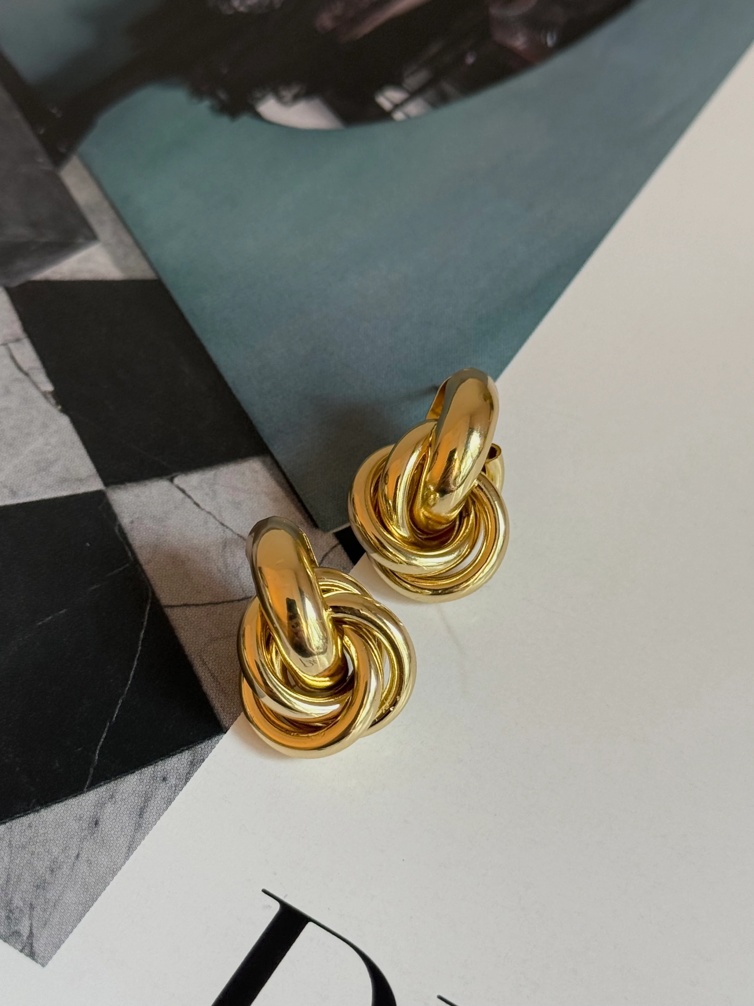 Gold Rengi Sarmal Düğüm Model Kadın Küpe