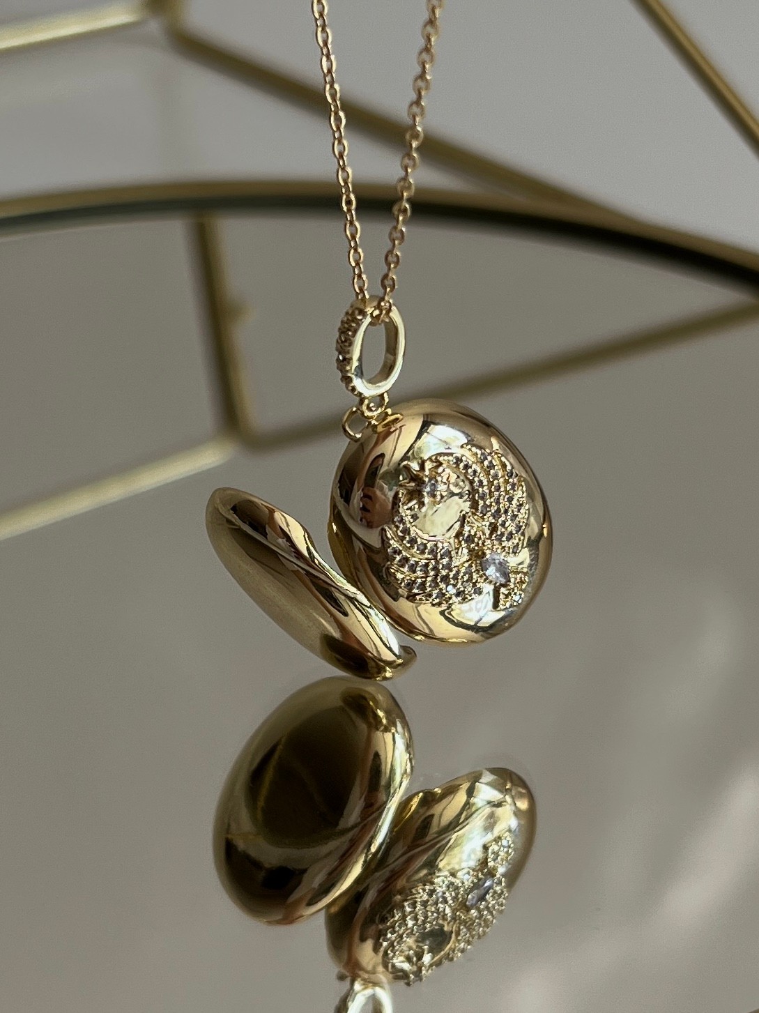 Gold Rengi Anka Kuşu Zirkon Taşlı Açılır Kapaklı Kadın Kolye