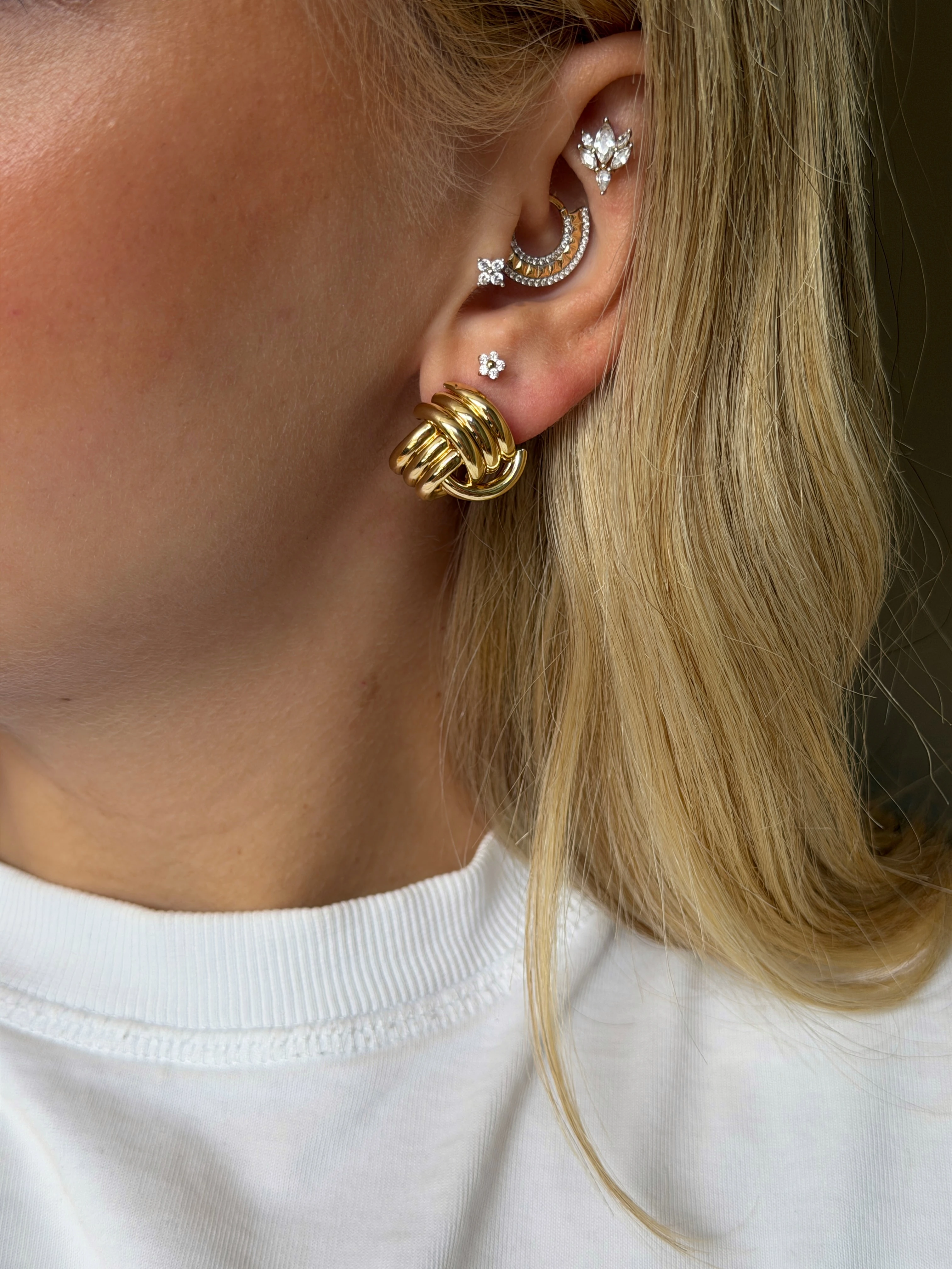 Gold Rengi Düğüm Model Kadın Küpe